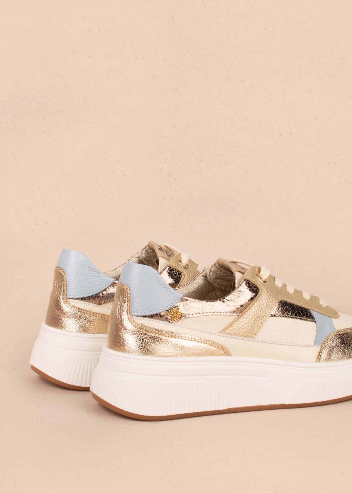 Tenis casuales en cuero color talco con detalles dorados 104767