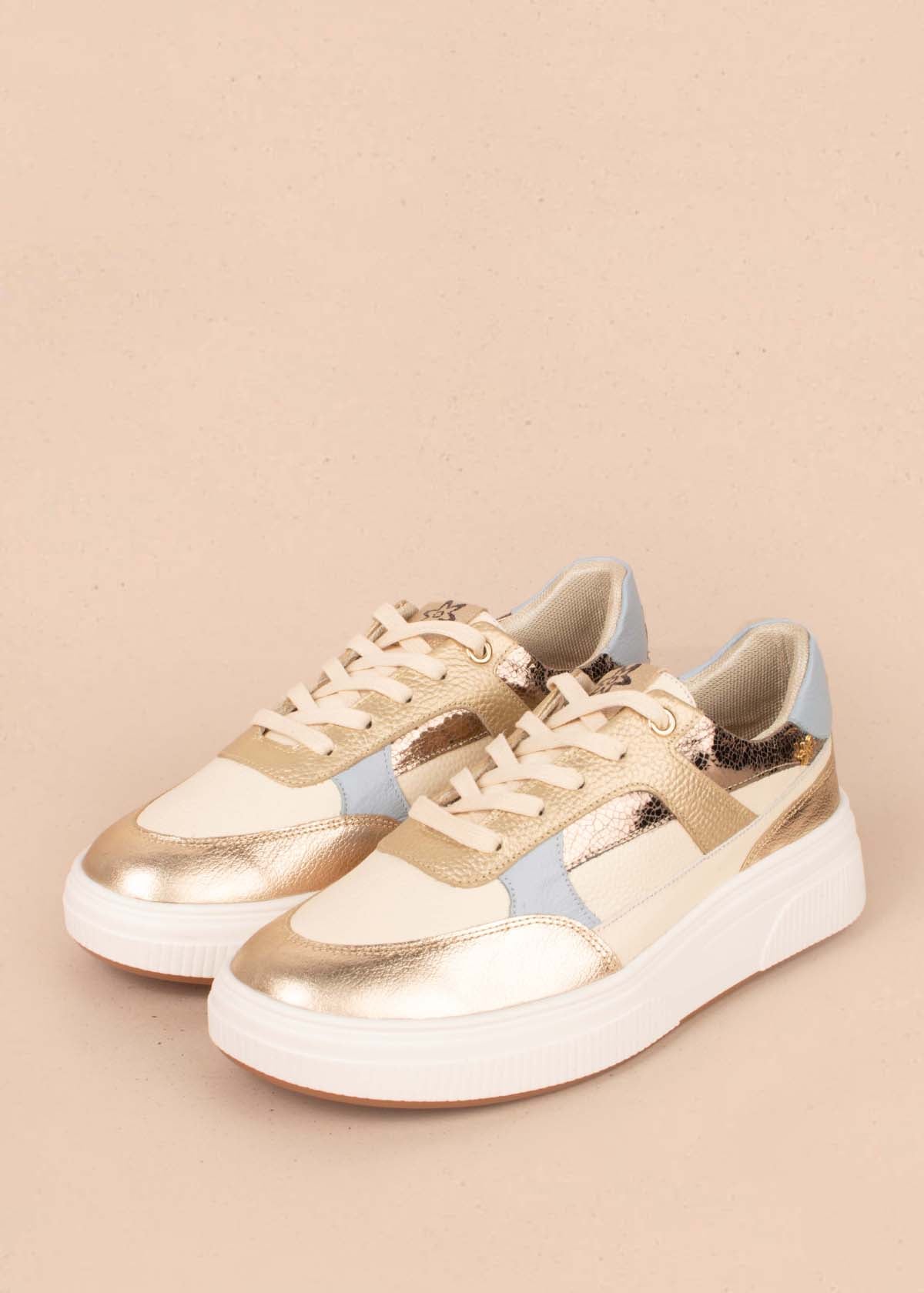 Tenis casuales en cuero color talco con detalles dorados 104767