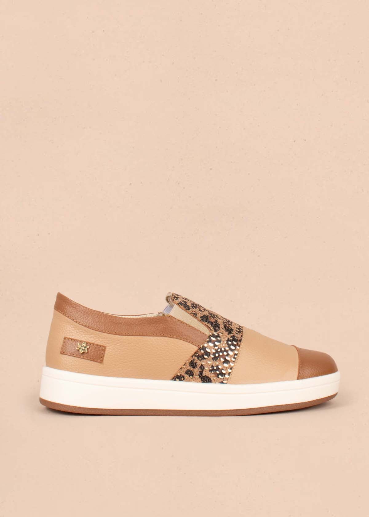 Tenis casuales en cuero color miel con folia animal print 104768