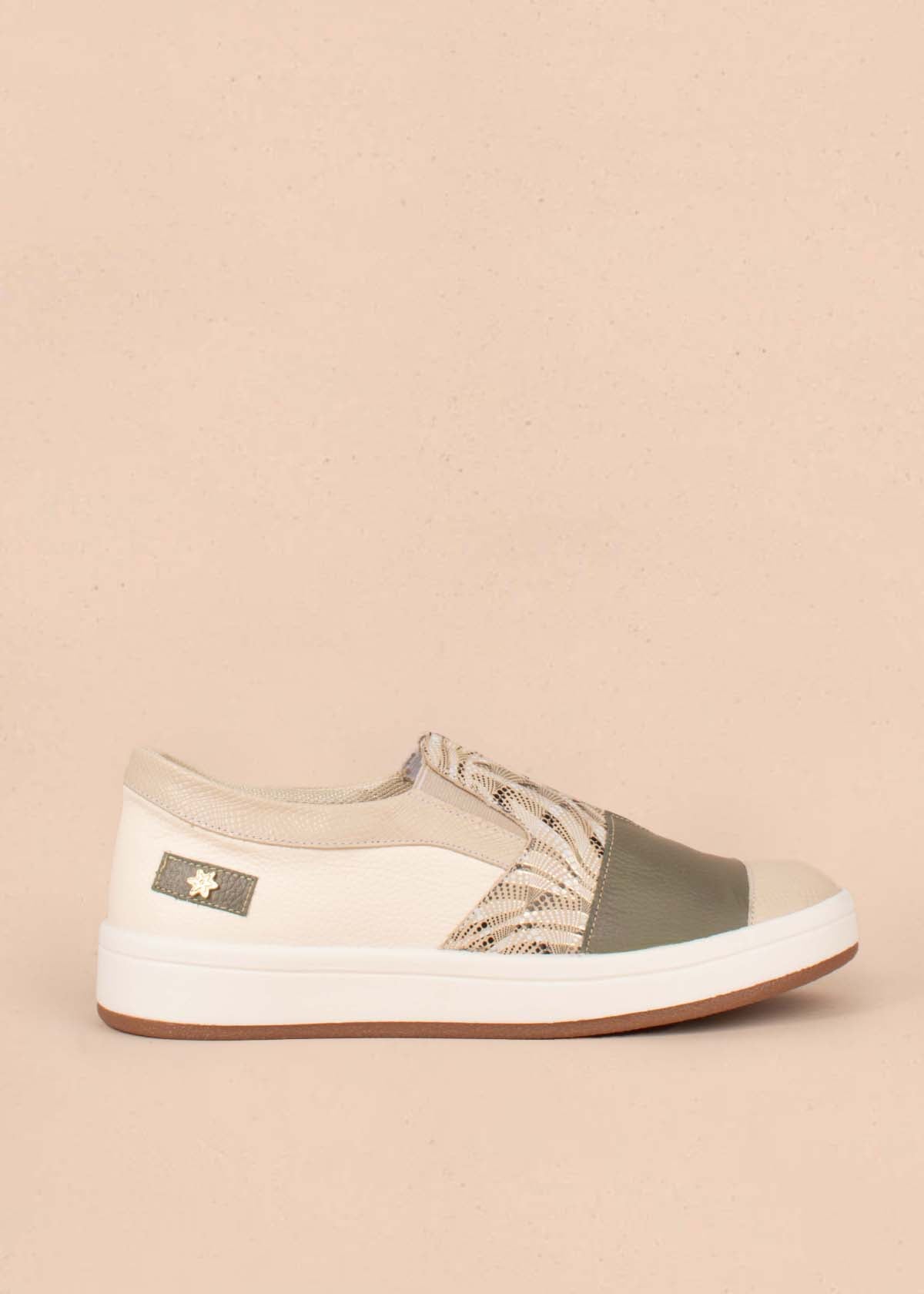 Tenis casuales en cuero color talco con folia 104768