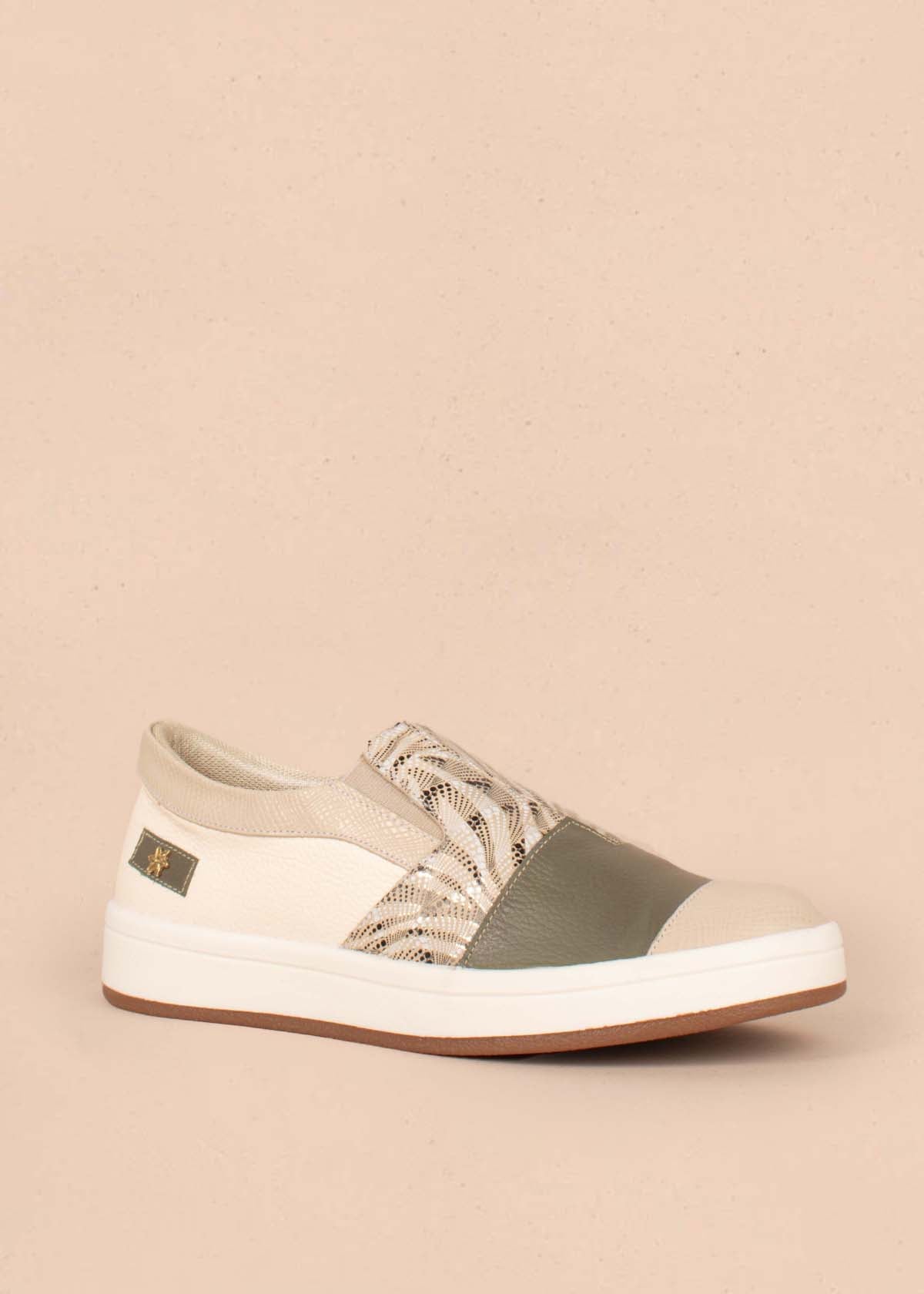 Tenis casuales en cuero color talco con folia 104768