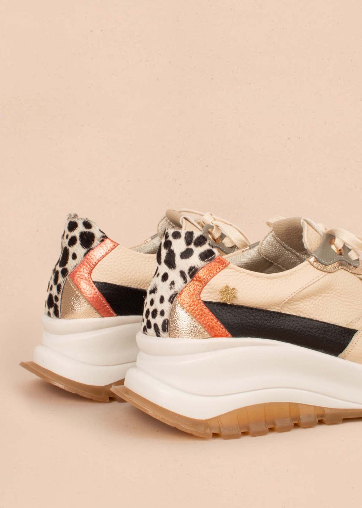 Tenis casuales en cuero color taupe y cuero con pelo 104770