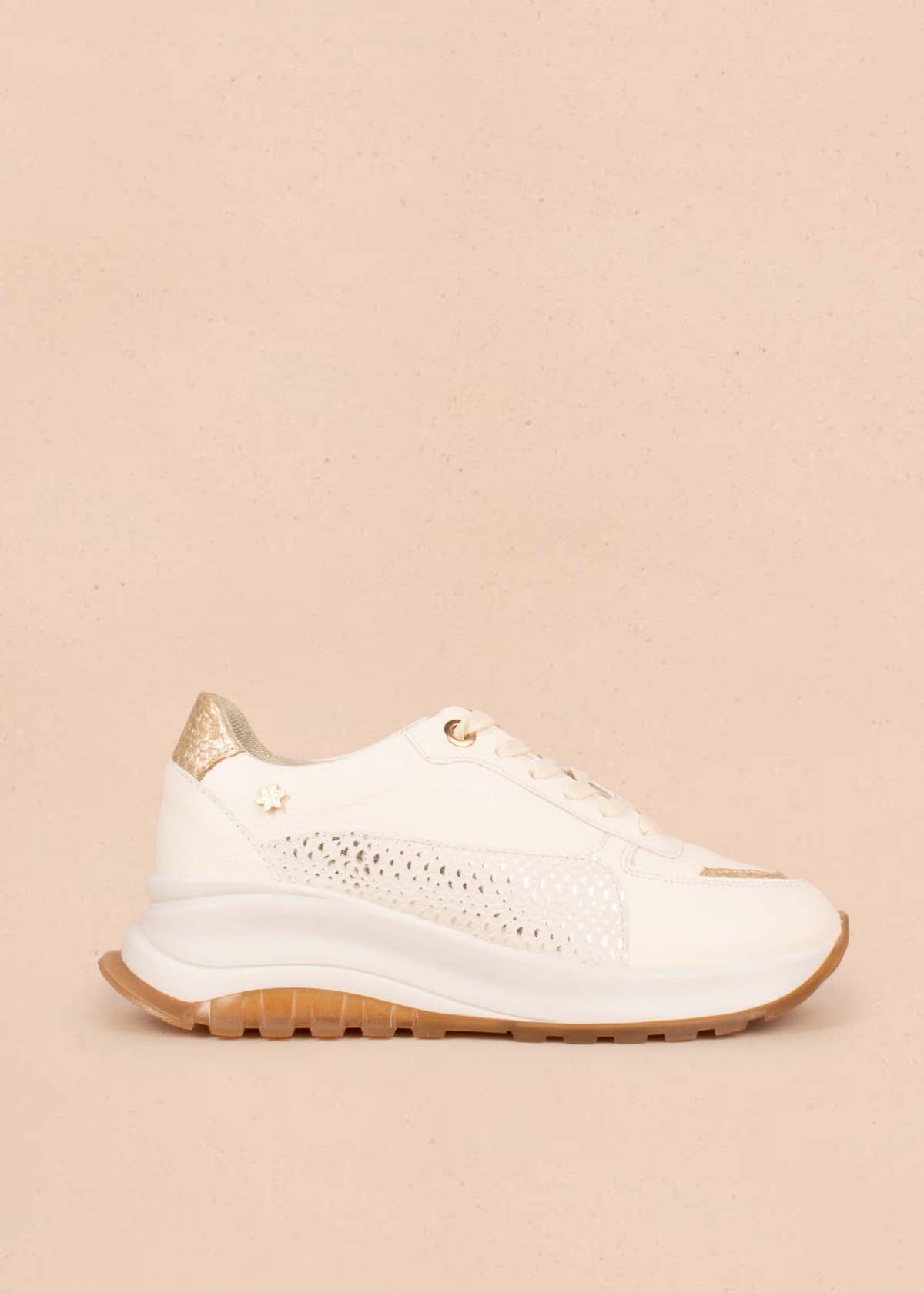 Tenis casuales en cuero color talco con folia pitón 104771