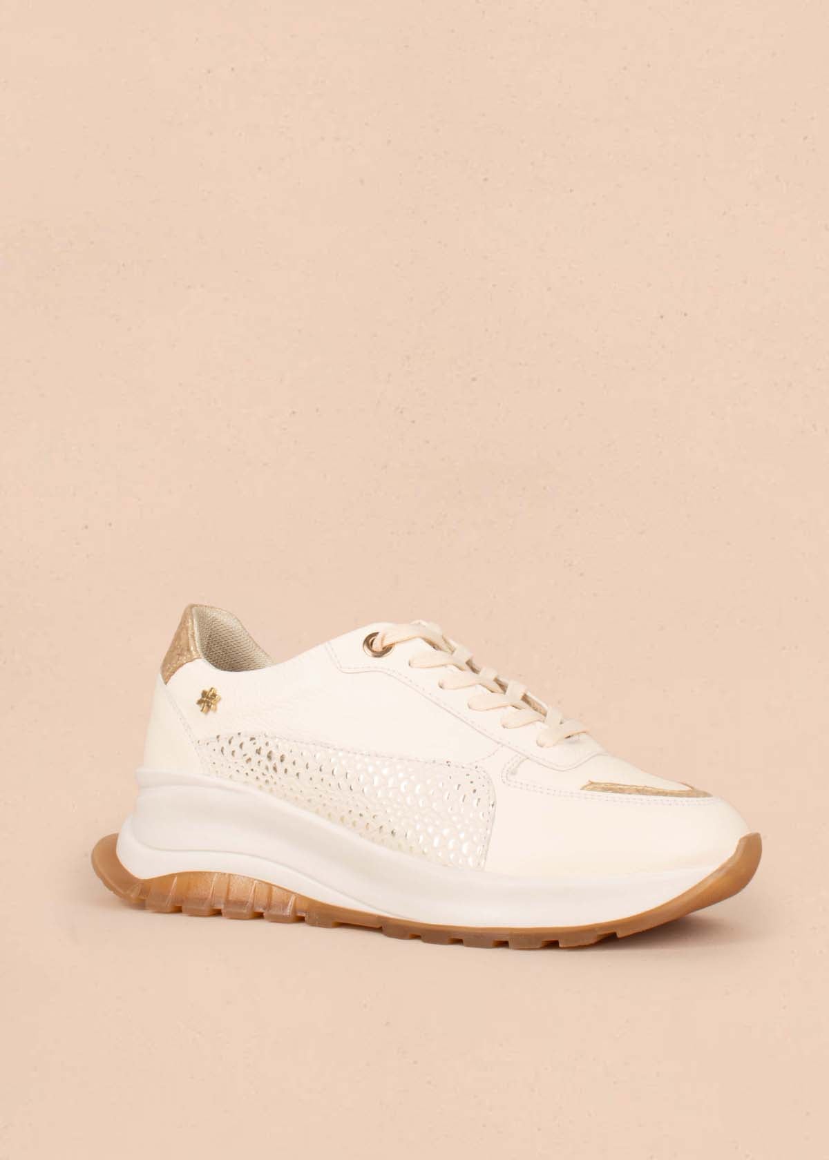Tenis casuales en cuero color talco con folia pitón 104771