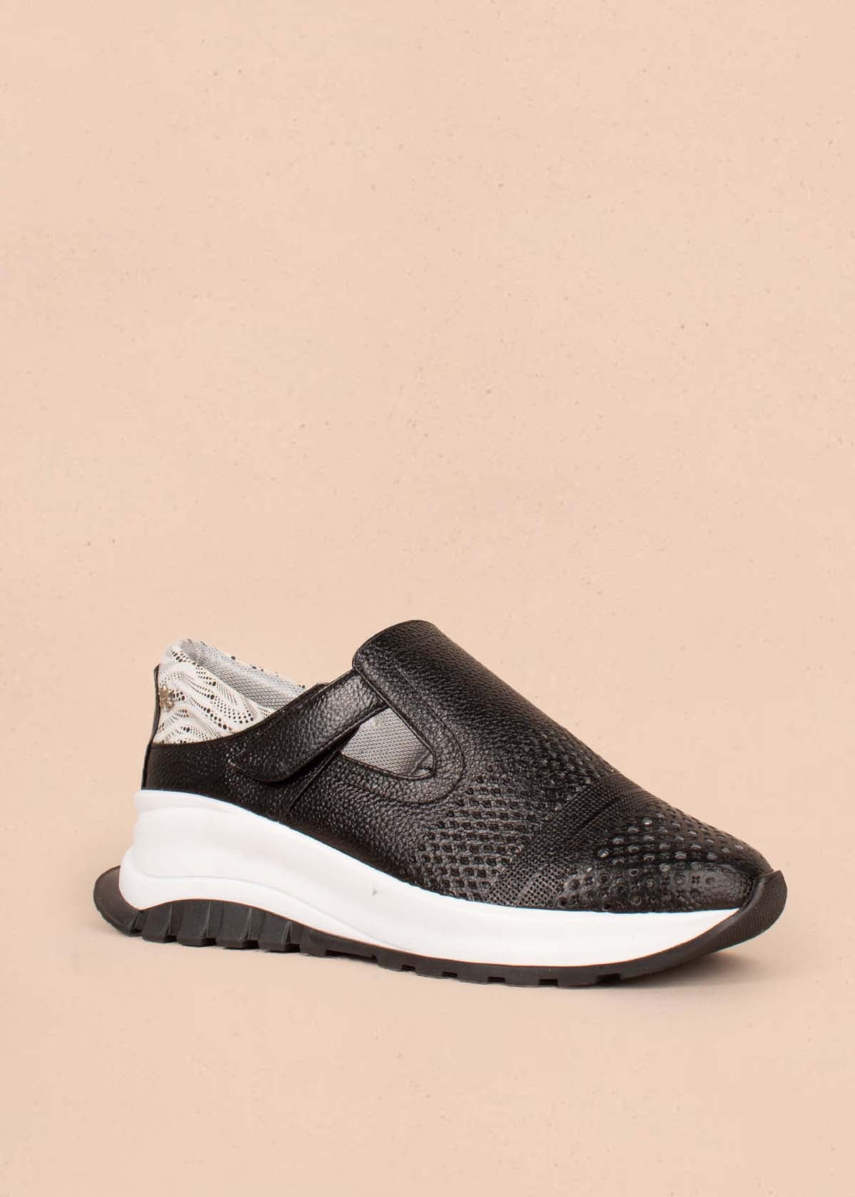 Tenis casuales en cuero color negro con perforaciones y correa 104774