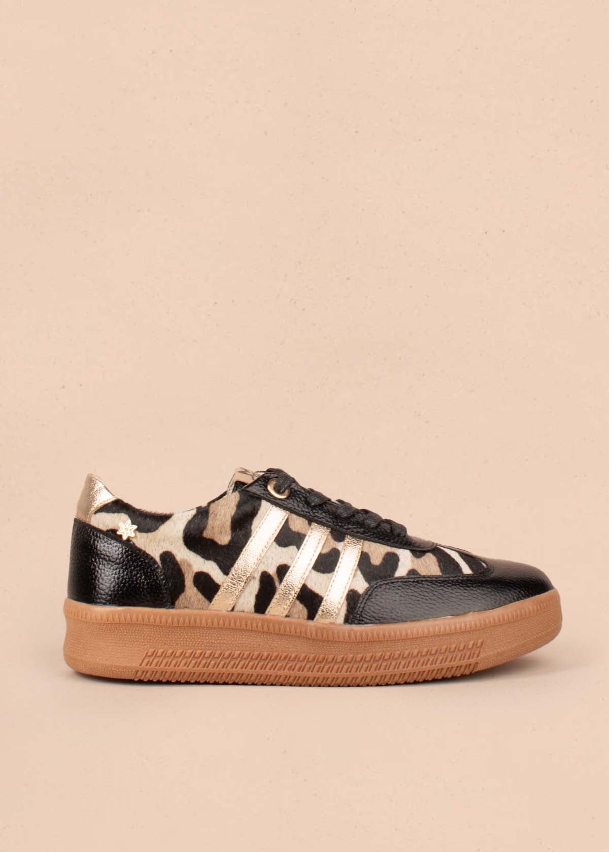 Tenis casuales en cuero color negro y cuero con pelo animal print 104776