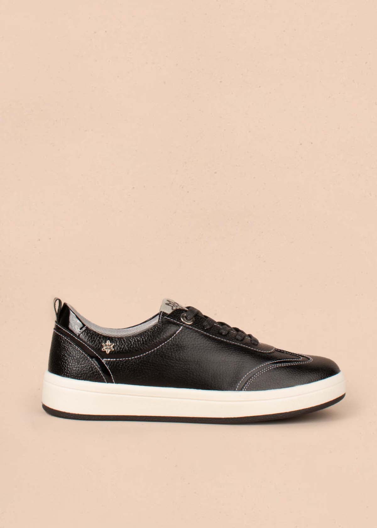 Tenis casuales en cuero color negro con costuras blancas 104777
