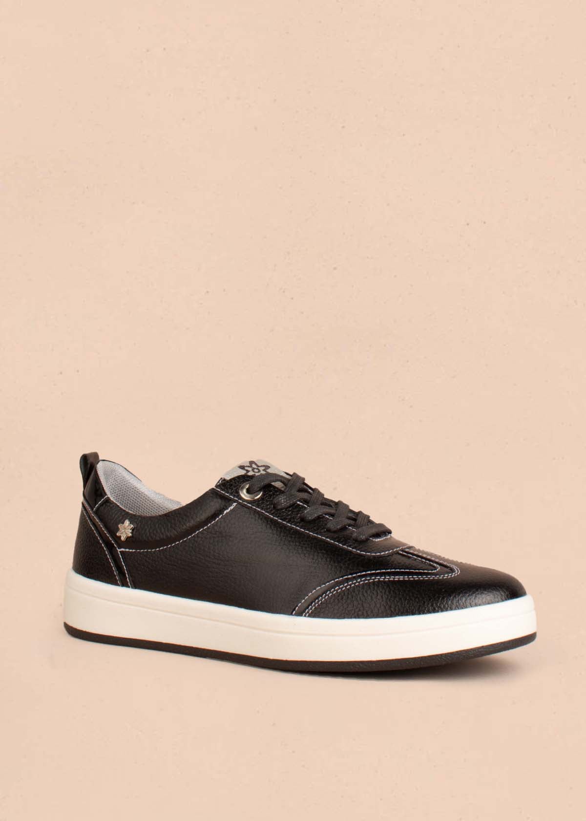 Tenis casuales en cuero color negro con costuras blancas 104777