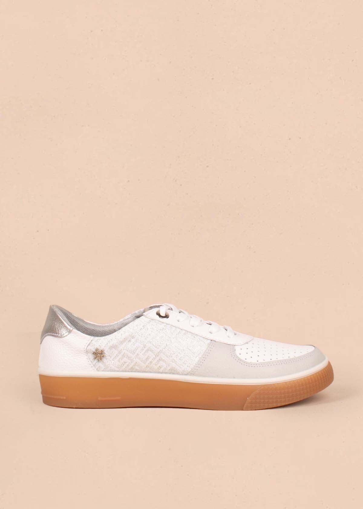 Tenis casuales en cuero color gris con perforaciones 104778