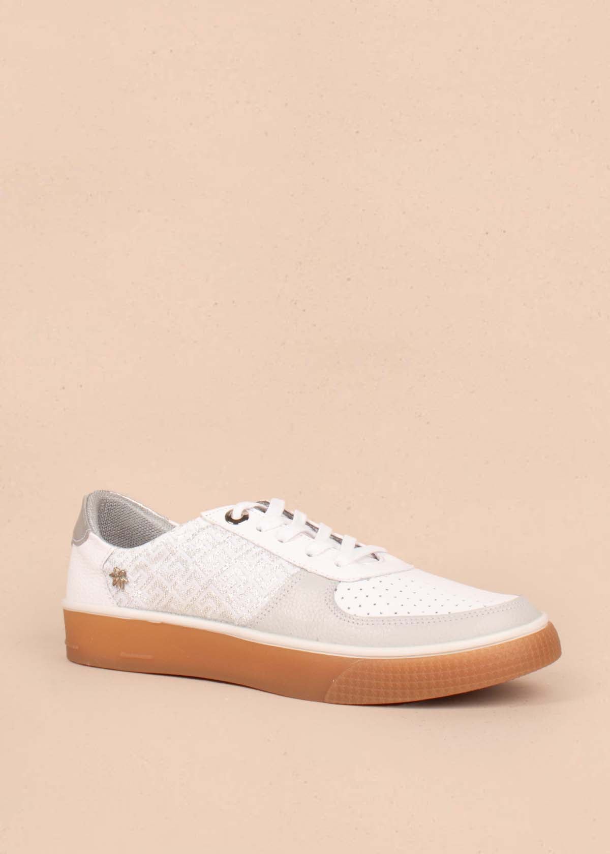 Tenis casuales en cuero color gris con perforaciones 104778