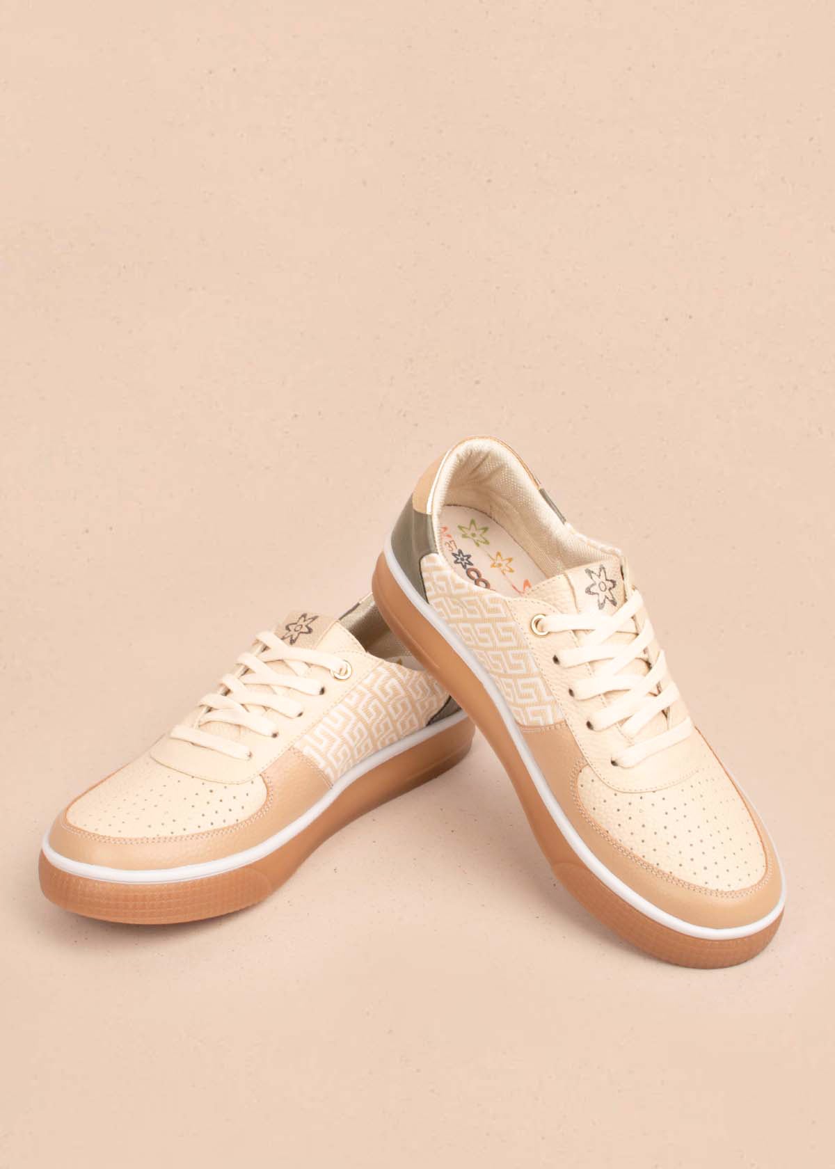 Tenis casuales en cuero color verde con perforaciones 104778