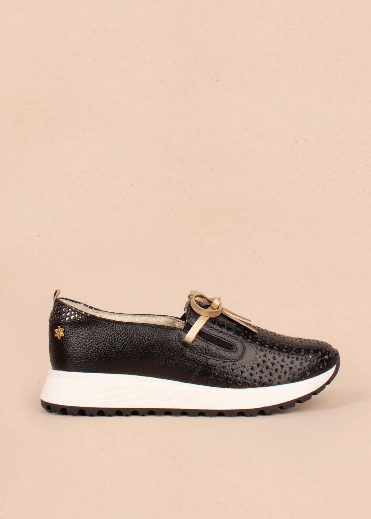 Tenis deportivos en cuero color negro con moño 104779