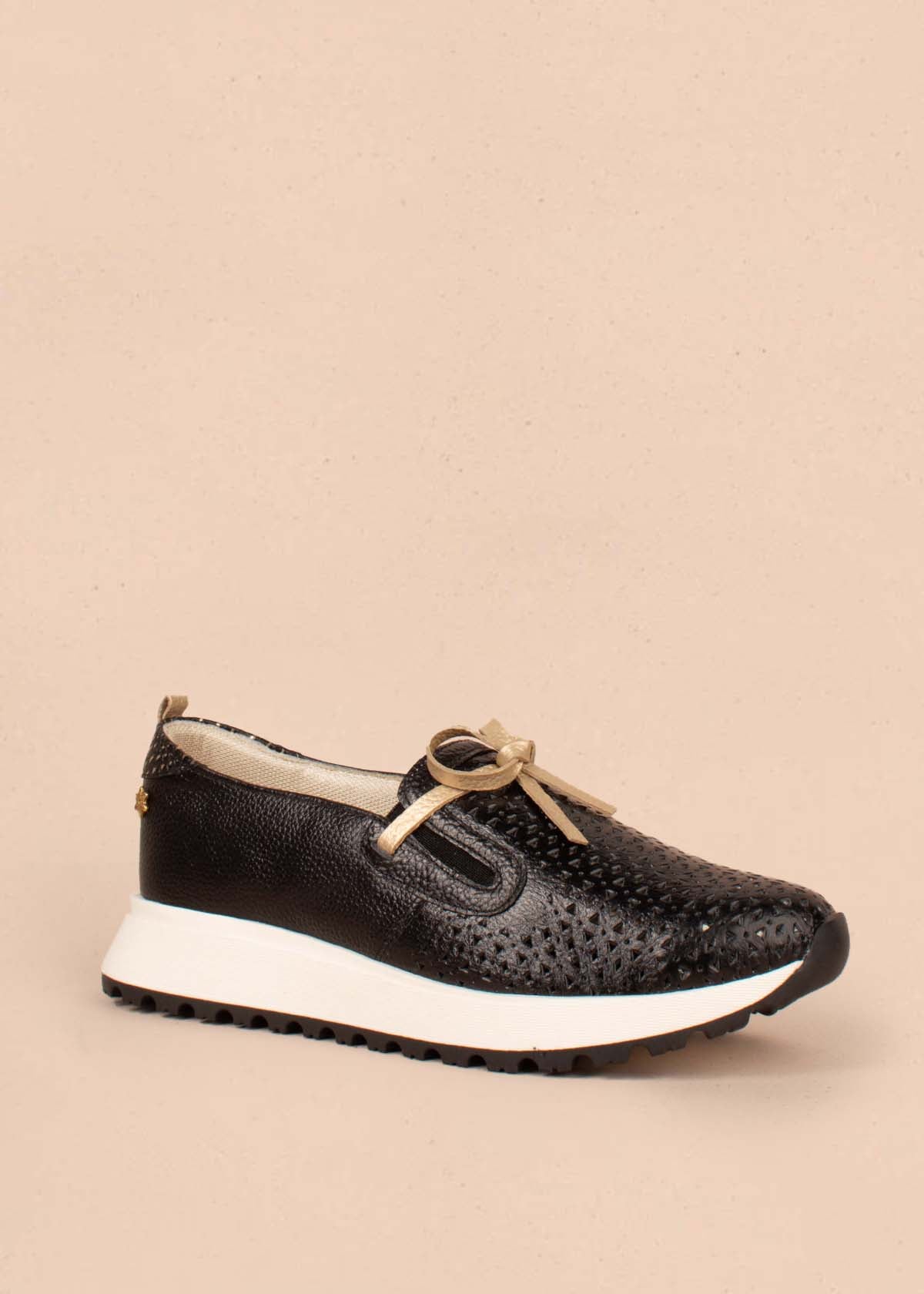 Tenis deportivos en cuero color negro con moño 104779