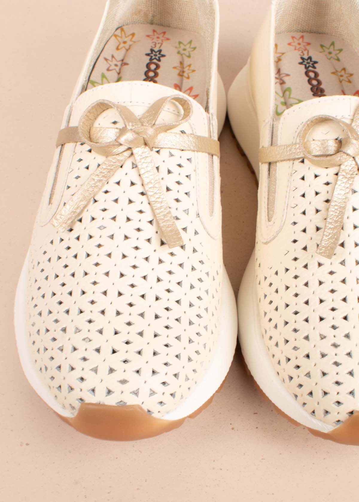 Tenis deportivos en cuero color talco con moño 104779