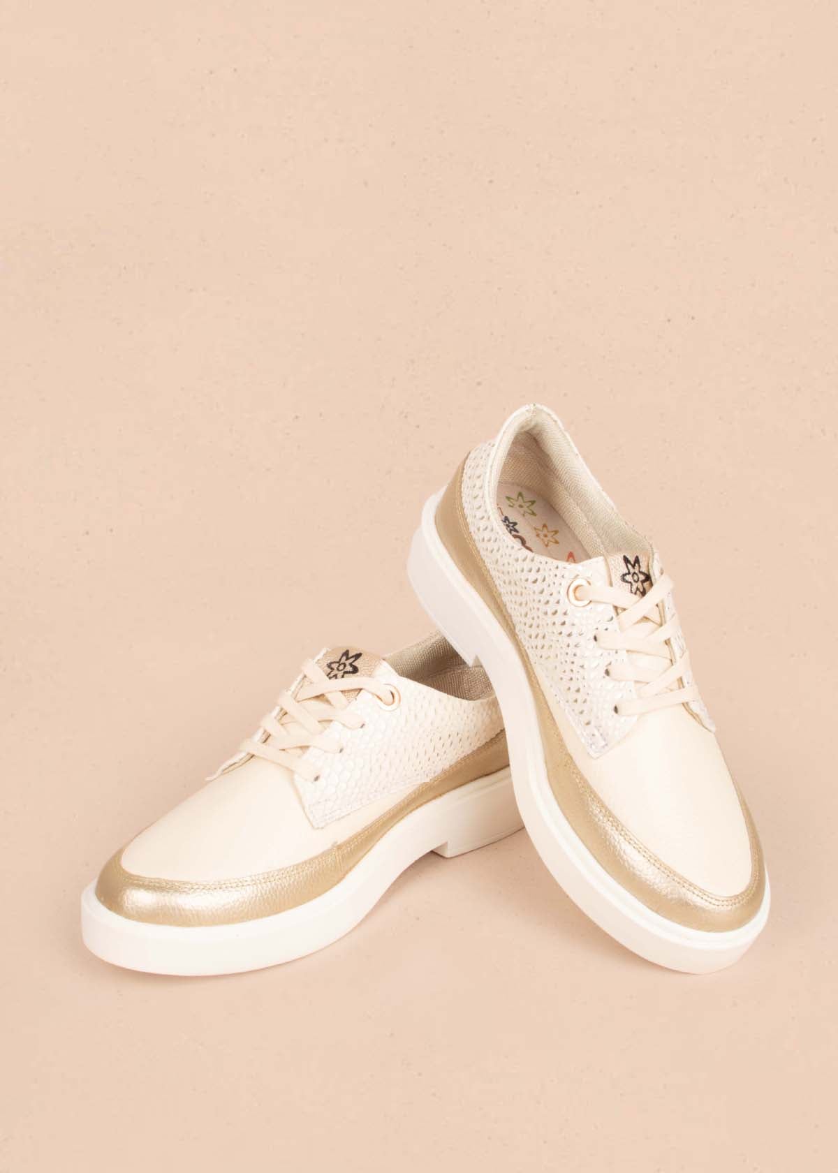 Zapatos con atadura en cuero color dorado con folia pitón 104781