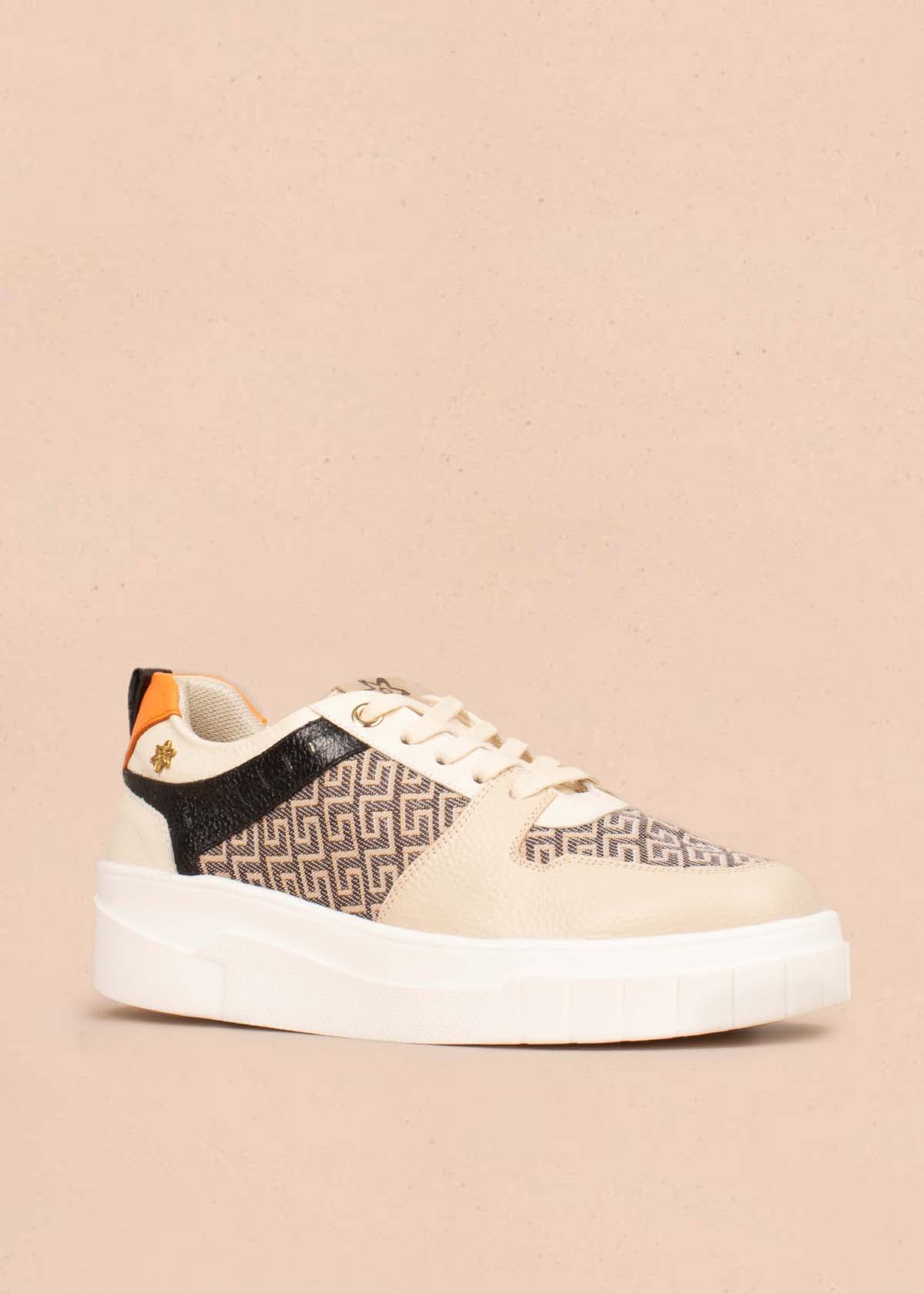 Tenis casuales en cuero color taupe con folia 104782