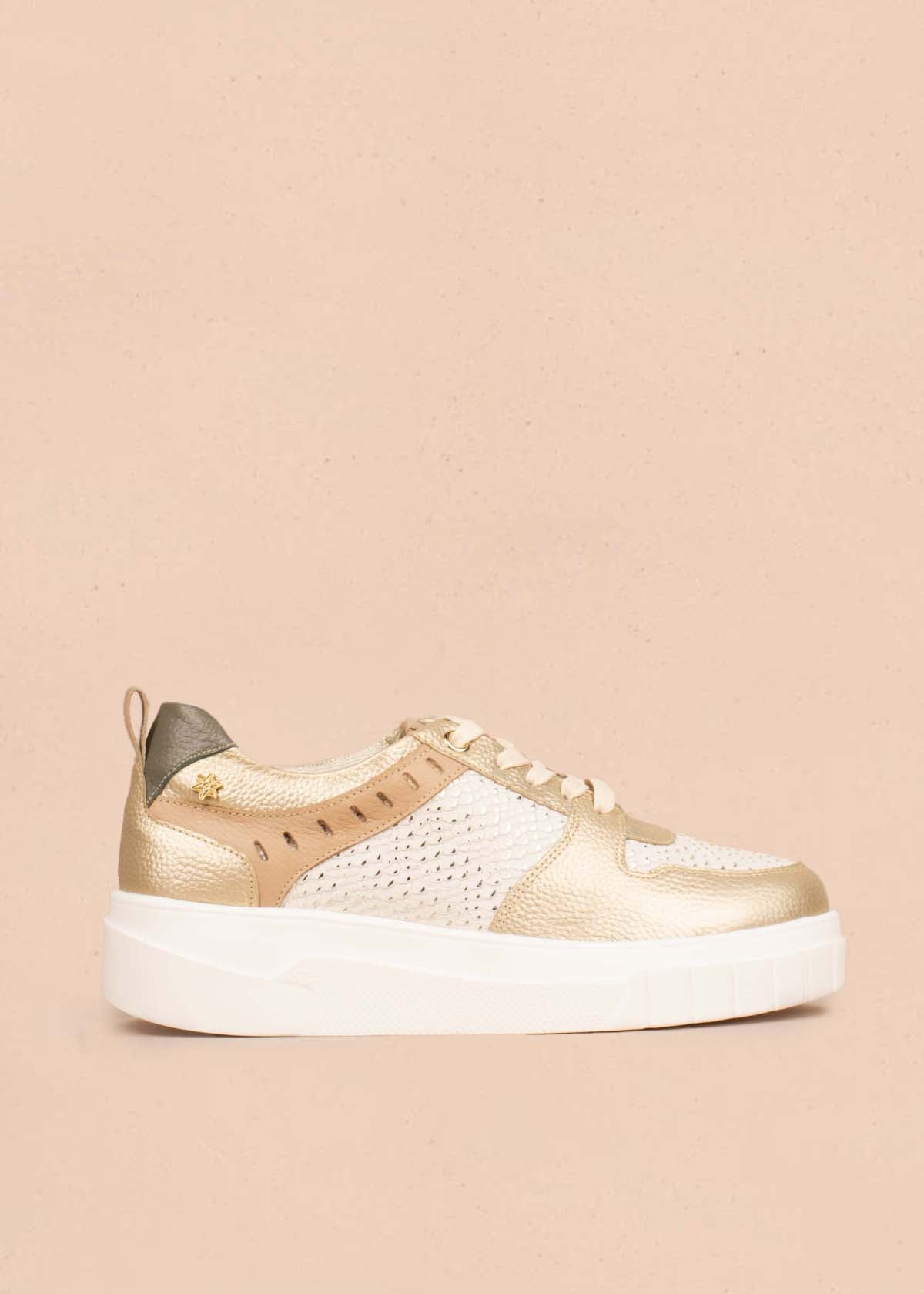 Tenis casuales en cuero color champaña con folia pitón 104783