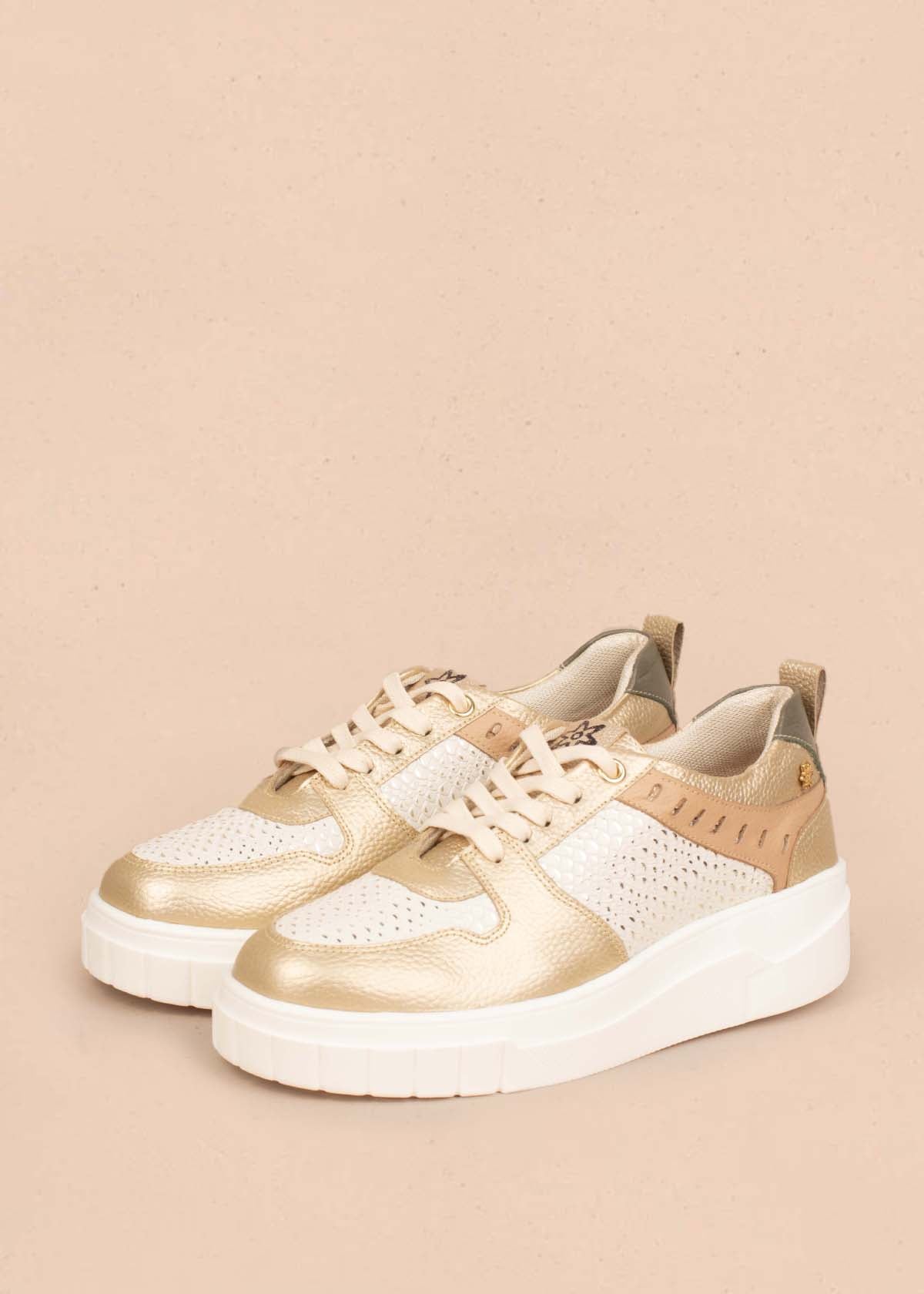 Tenis casuales en cuero color champaña con folia pitón 104783