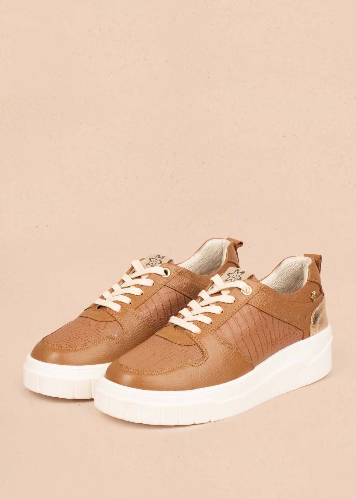 Tenis casuales en cuero color miel con folia pitón 104783