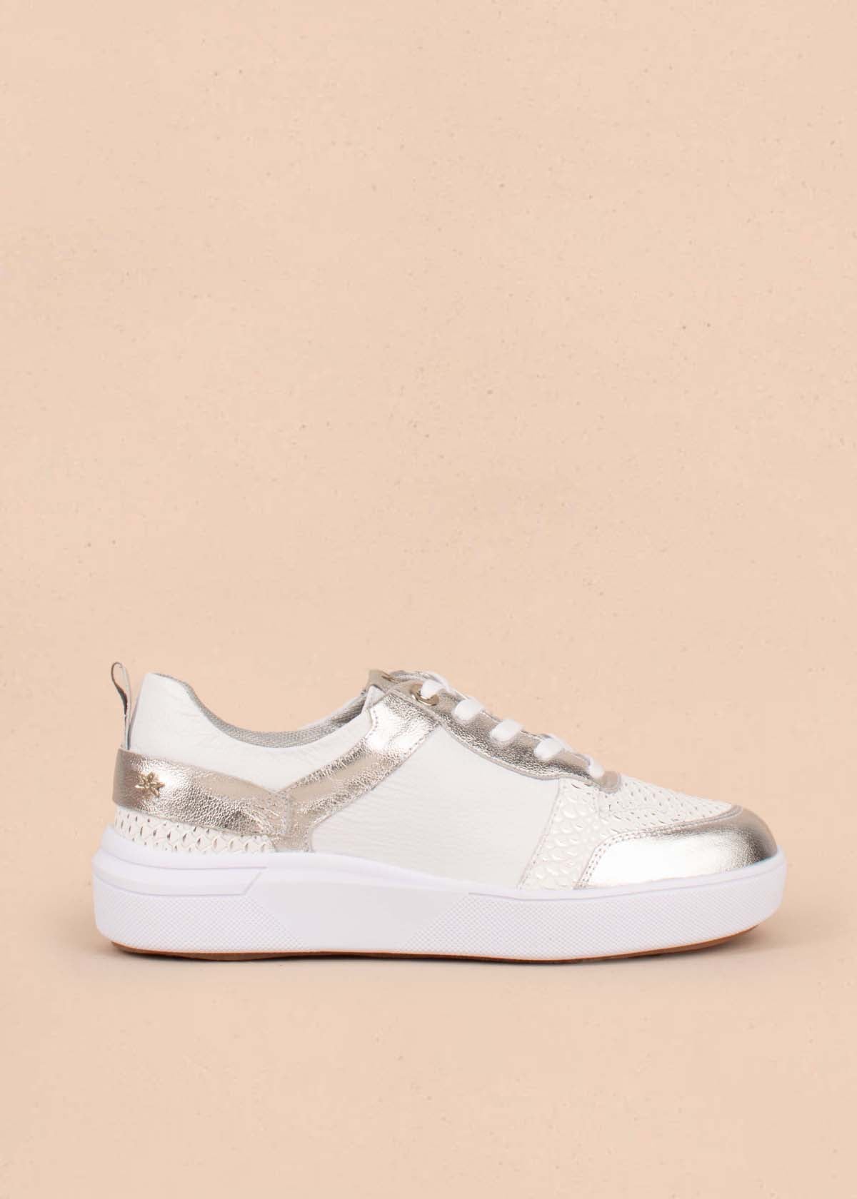 Tenis casuales en cuero color blanco con detalles plateados 104785