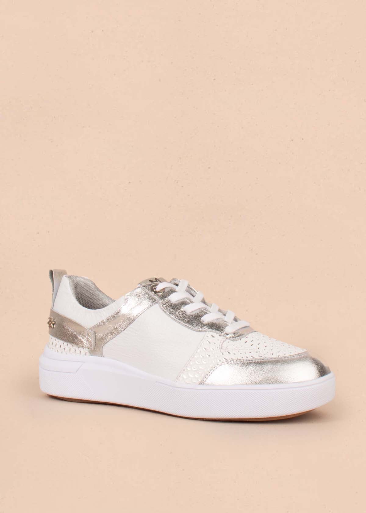 Tenis casuales en cuero color blanco con detalles plateados 104785