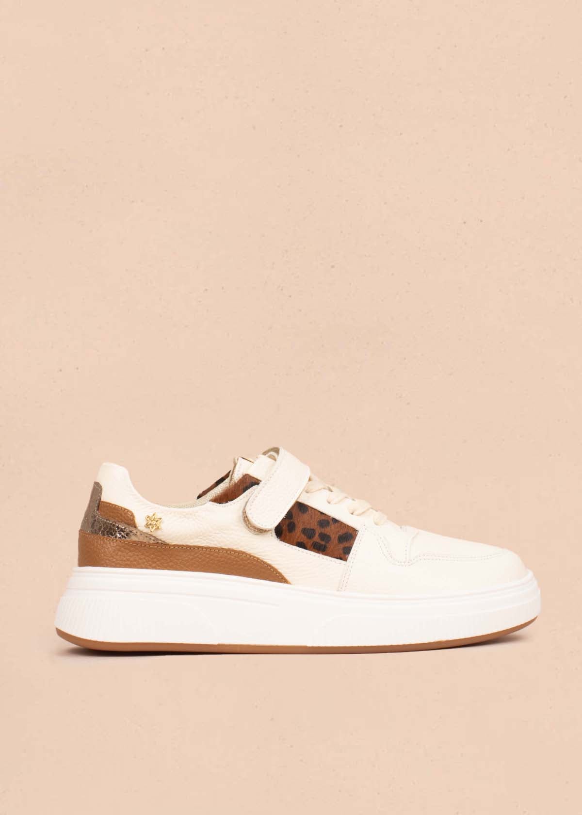 Tenis casuales en cuero color talco con folia animal print 104786