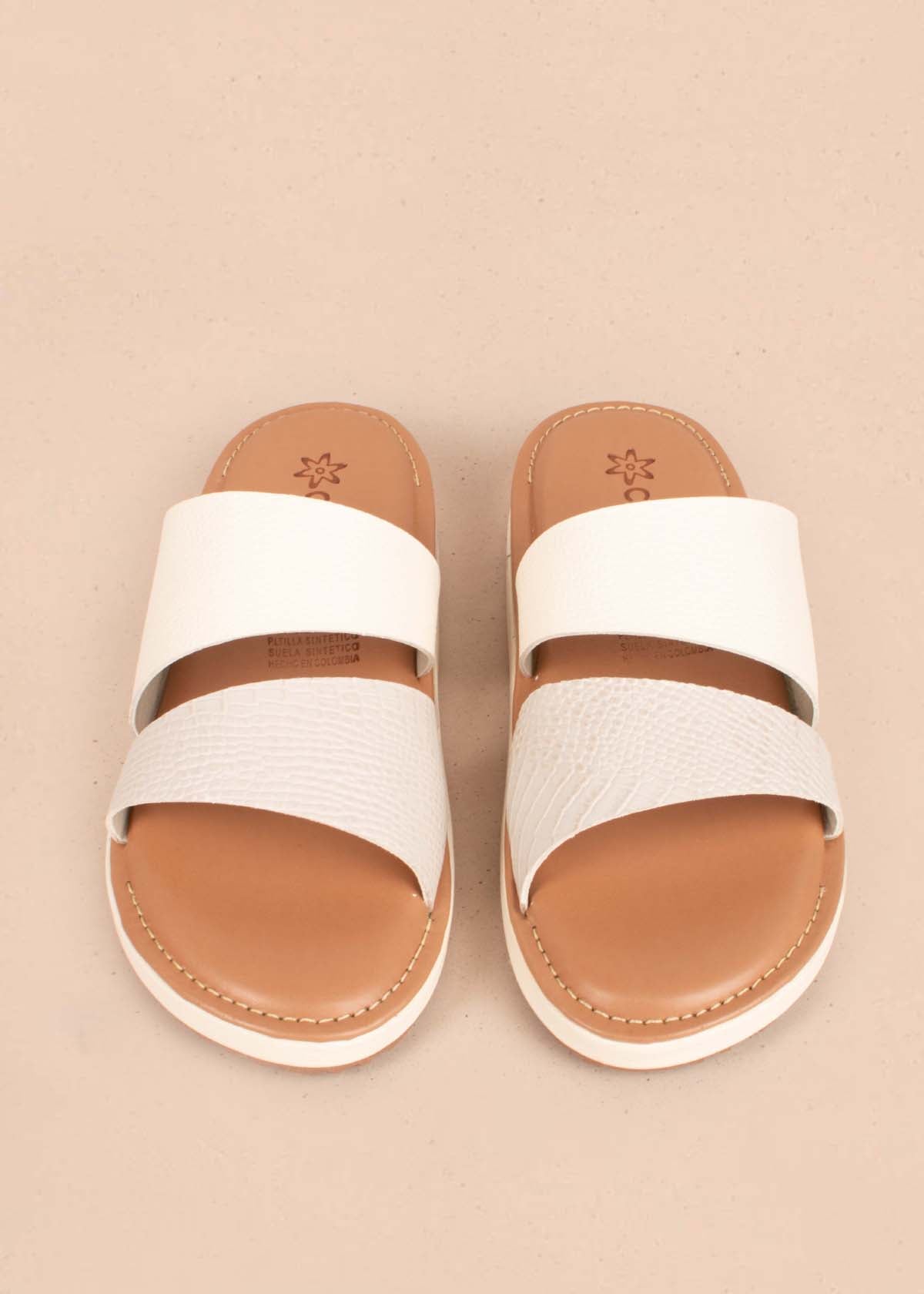 Sandalias en cuero color talco con textura croco 104788
