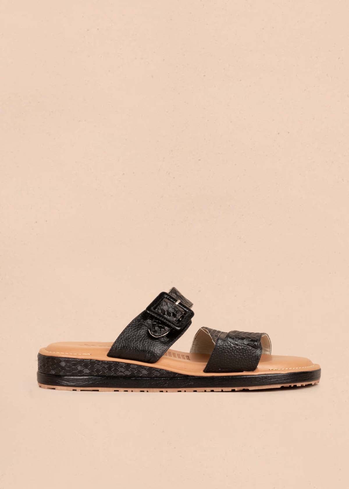 Sandalias planas en cuero color negro con textura croco 104790