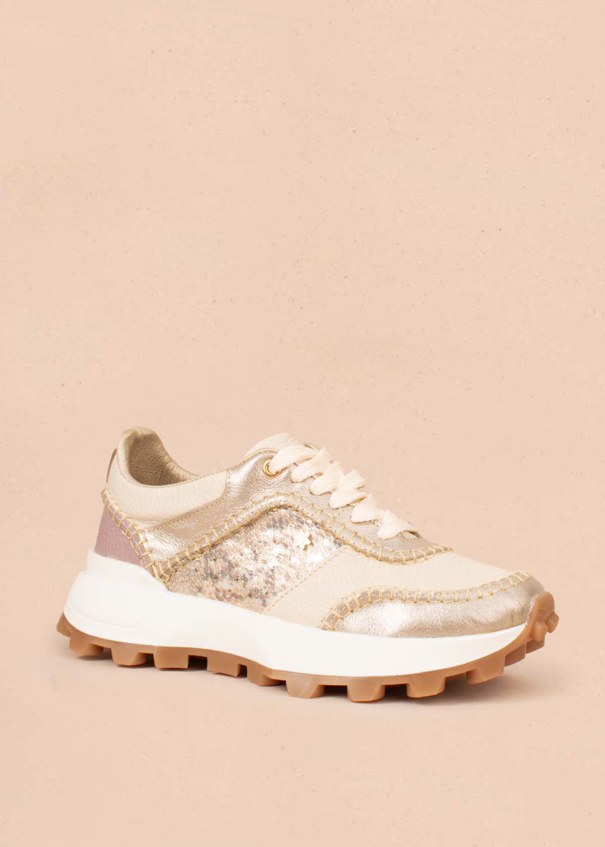 Tenis casuales en cuero color talco con folia pitón 104828