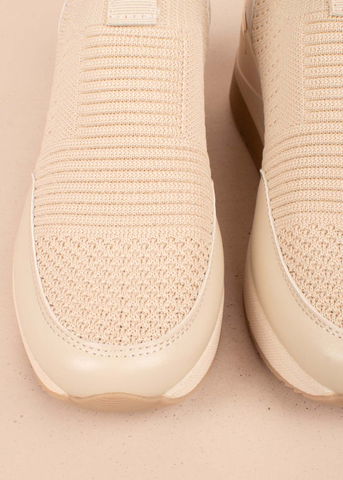 Tenis deportivos color beige con malla tejida 104849