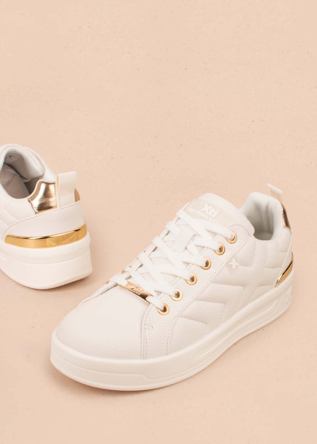 Tenis casuales color blanco con detalles dorados 104850