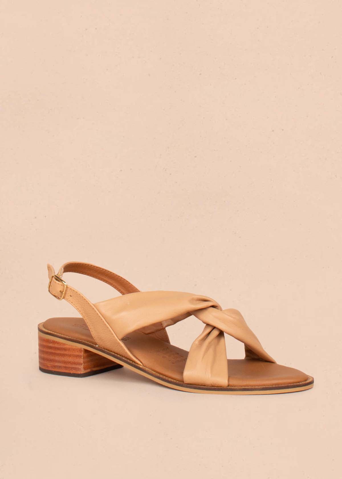 Sandalias en cuero color miel con correas cruzadas 104855