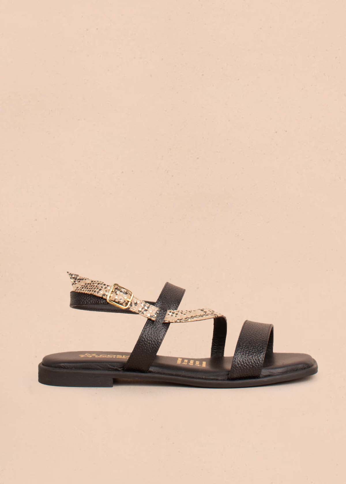 Sandalias planas en cuero color negro con correa cruzada y folia tipo pitón 104856