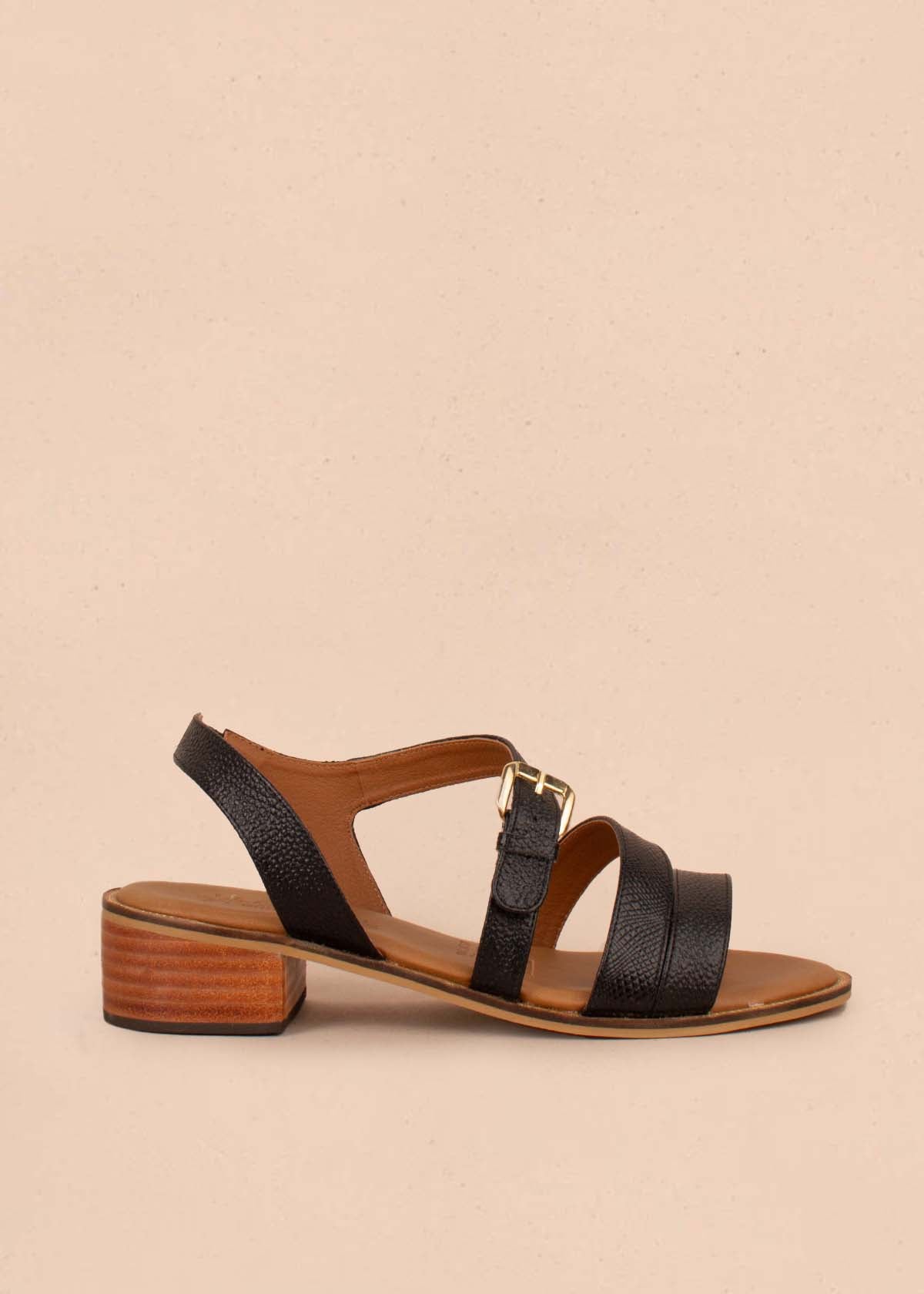 Sandalias en cuero color negro con correa cruzada 104857