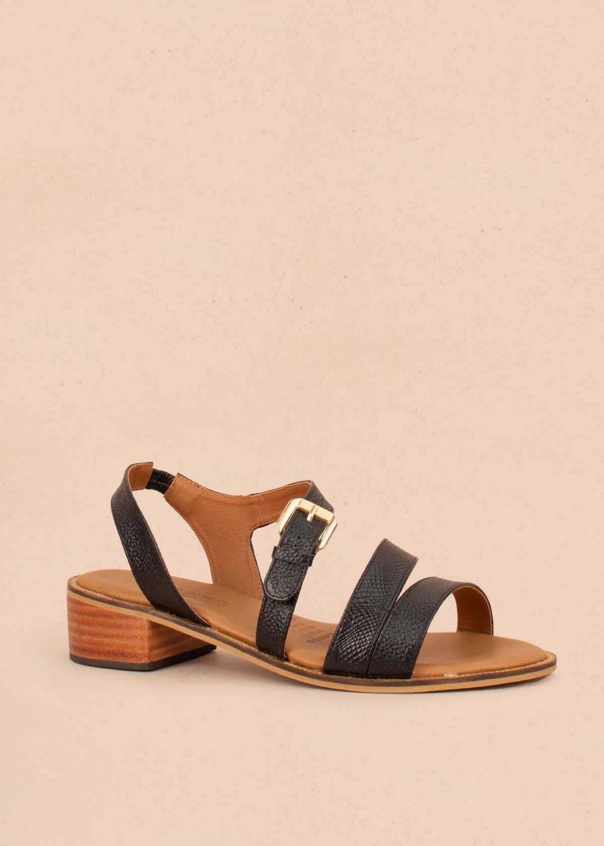 Sandalias en cuero color negro con correa cruzada 104857