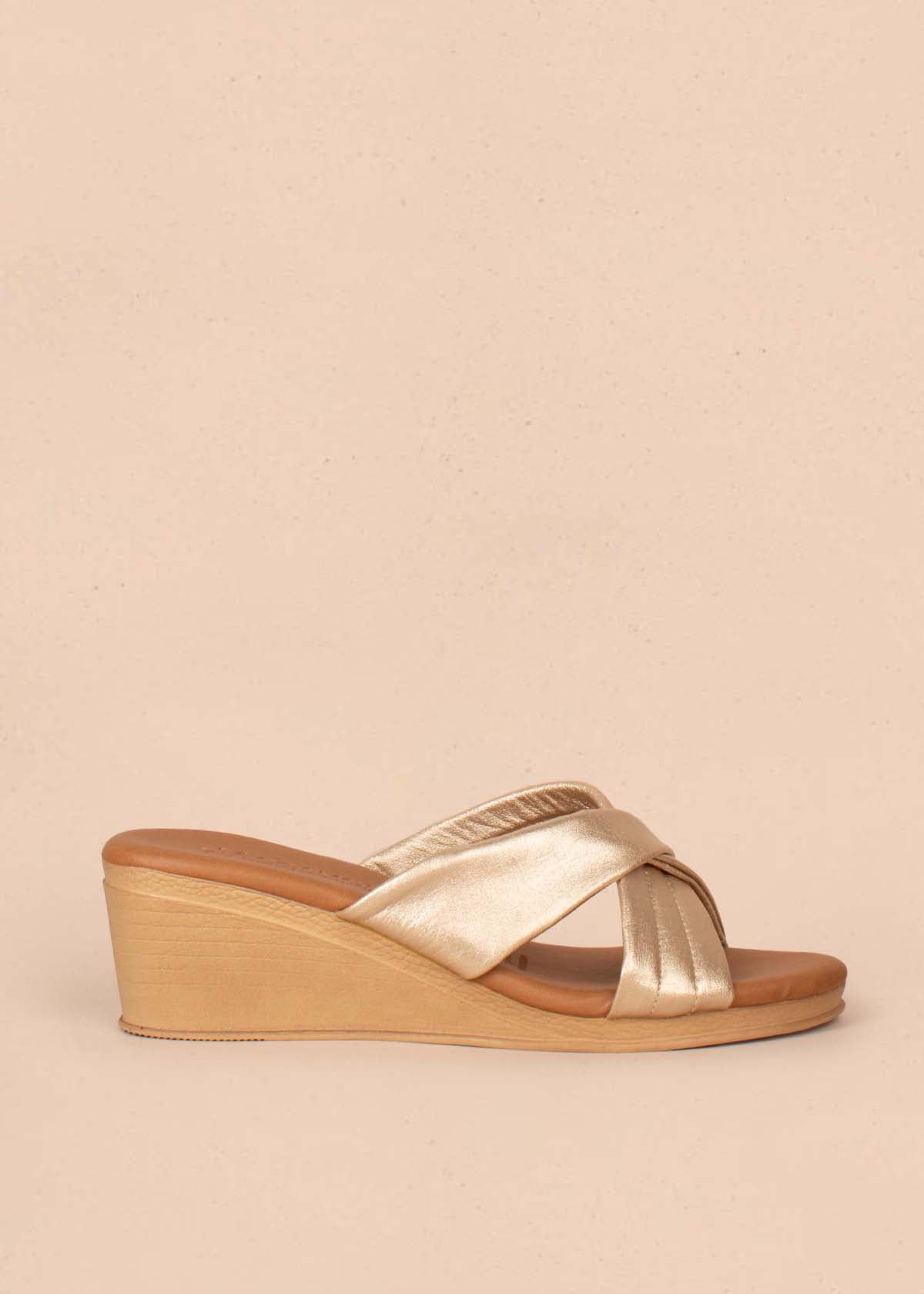 Sandalias en cuero altas color dorado con correas cruzadas 104858