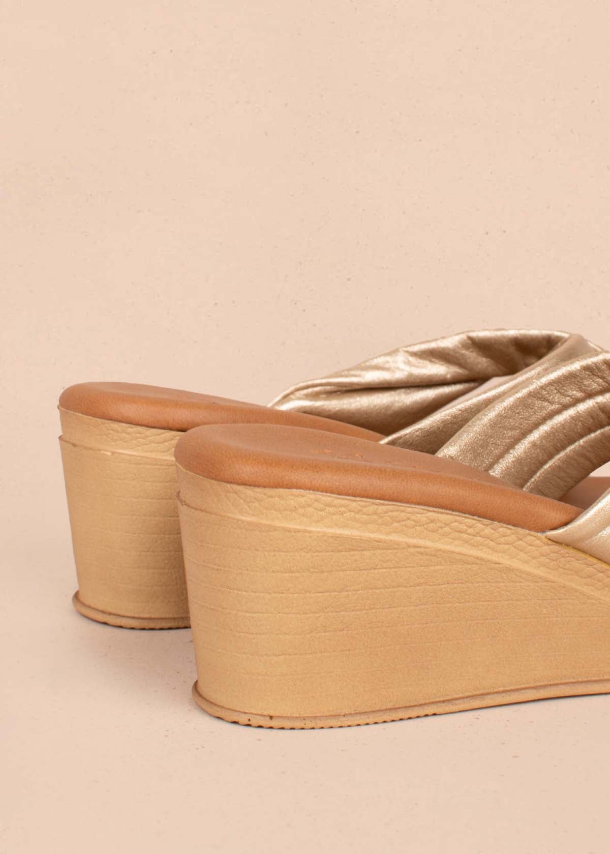 Sandalias en cuero altas color dorado con correas cruzadas 104858