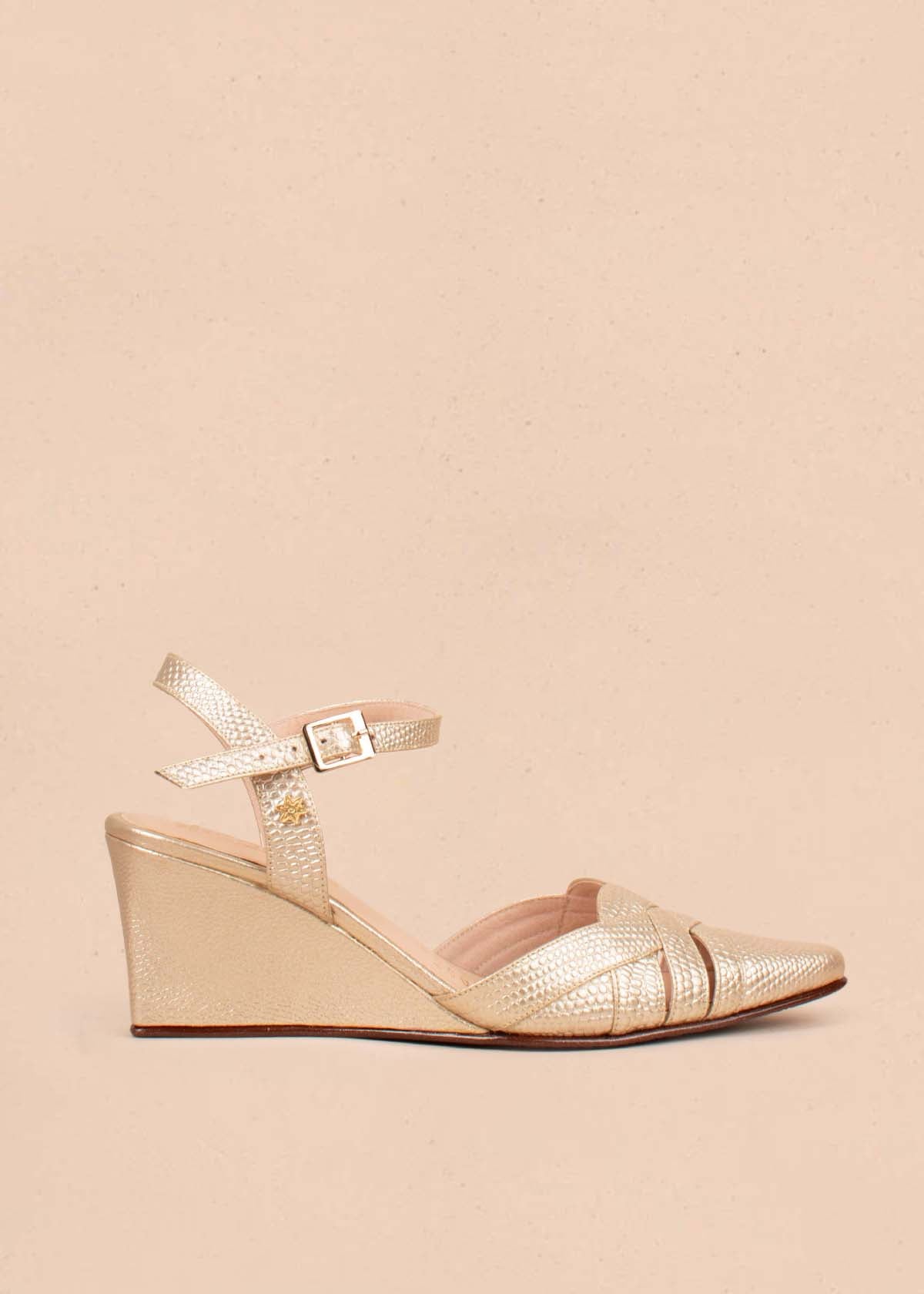 Sandalias en cuero color dorado con correas cruzadas 104865