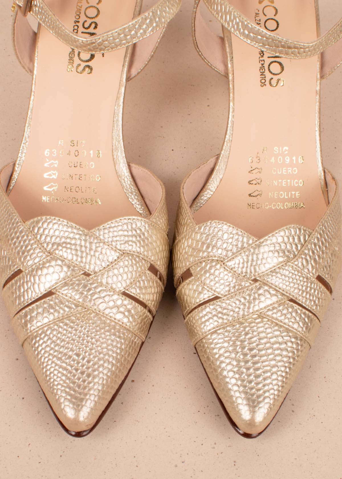Sandalias en cuero color dorado con correas cruzadas 104865