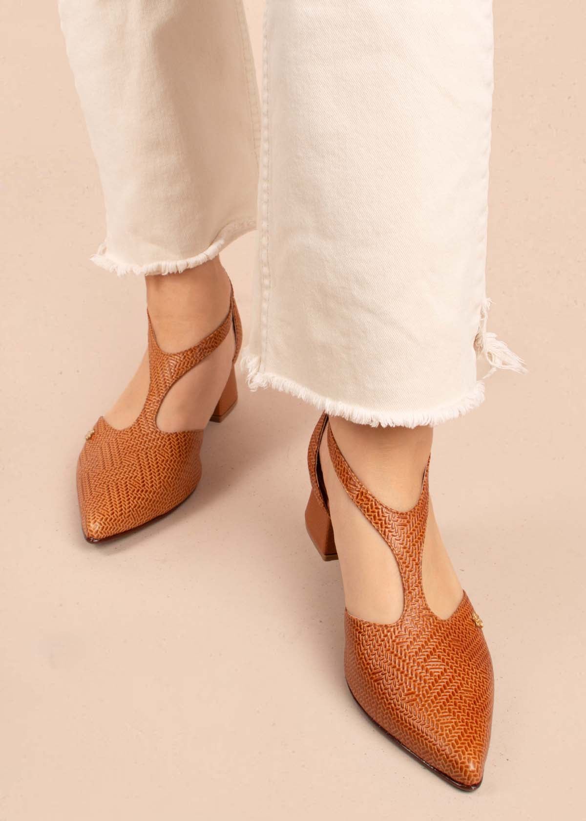 Tacones trabilla en cuero color miel con folia 104866