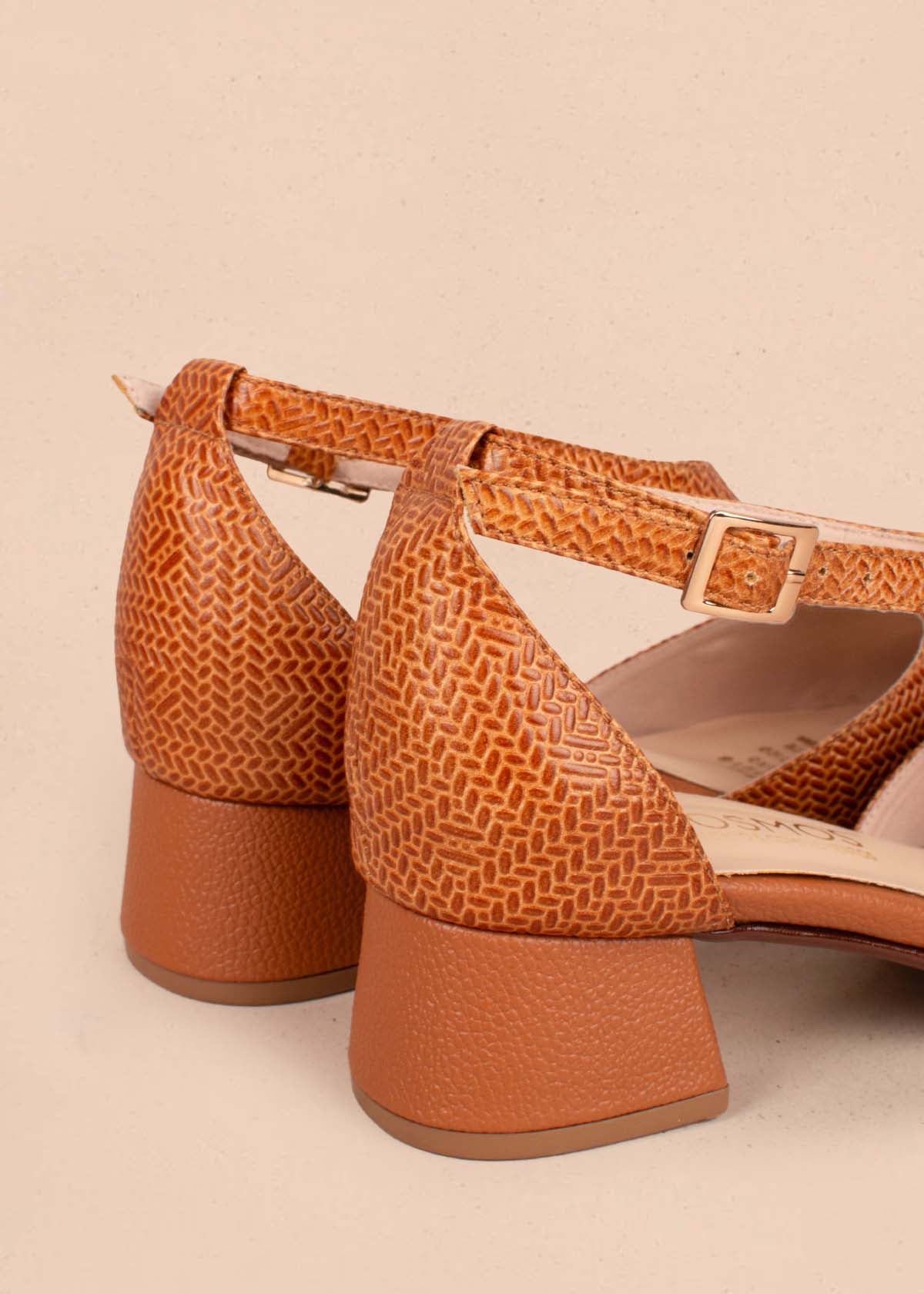 Tacones trabilla en cuero color miel con folia 104866