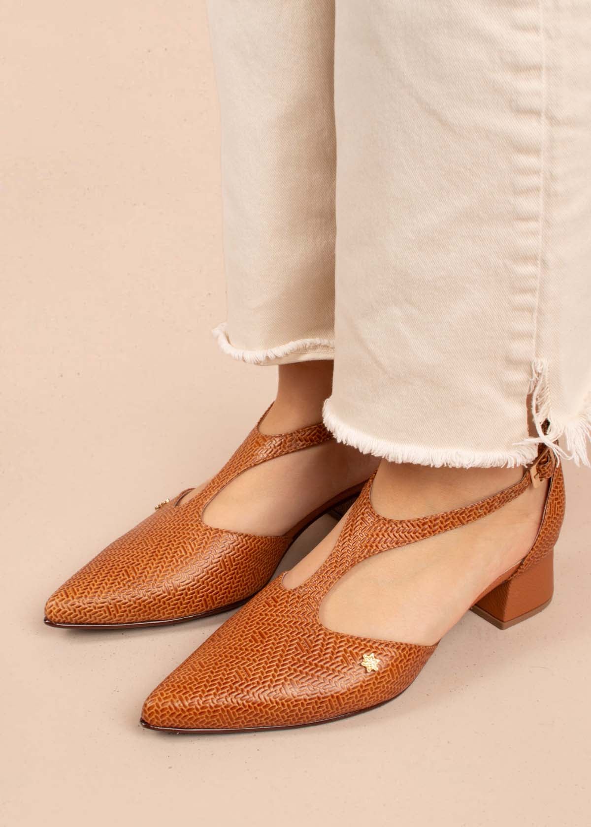 Tacones trabilla en cuero color miel con folia 104866