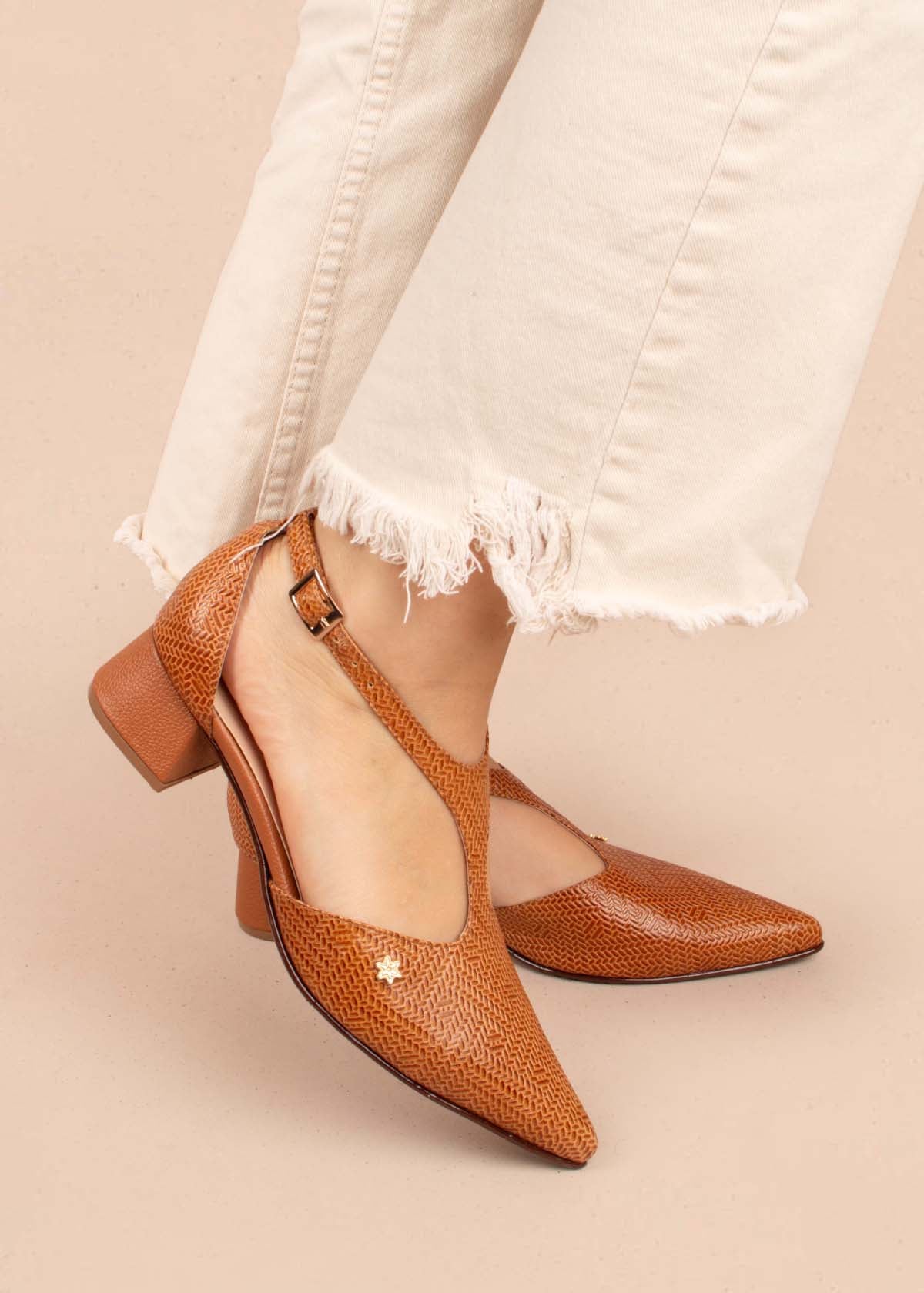 Tacones trabilla en cuero color miel con folia 104866