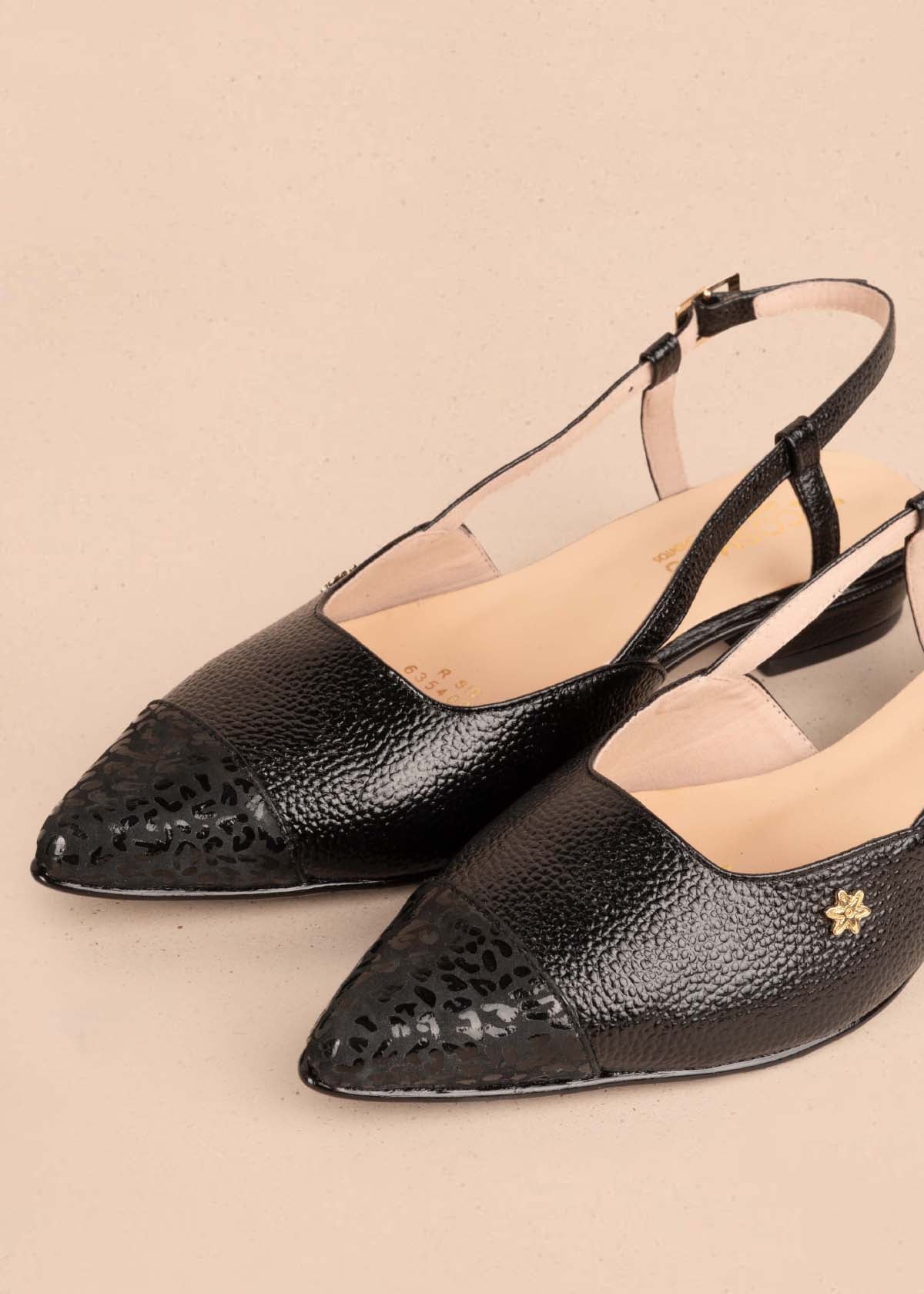 Tacones trabilla en cuero color negro con folia en puntera 104867