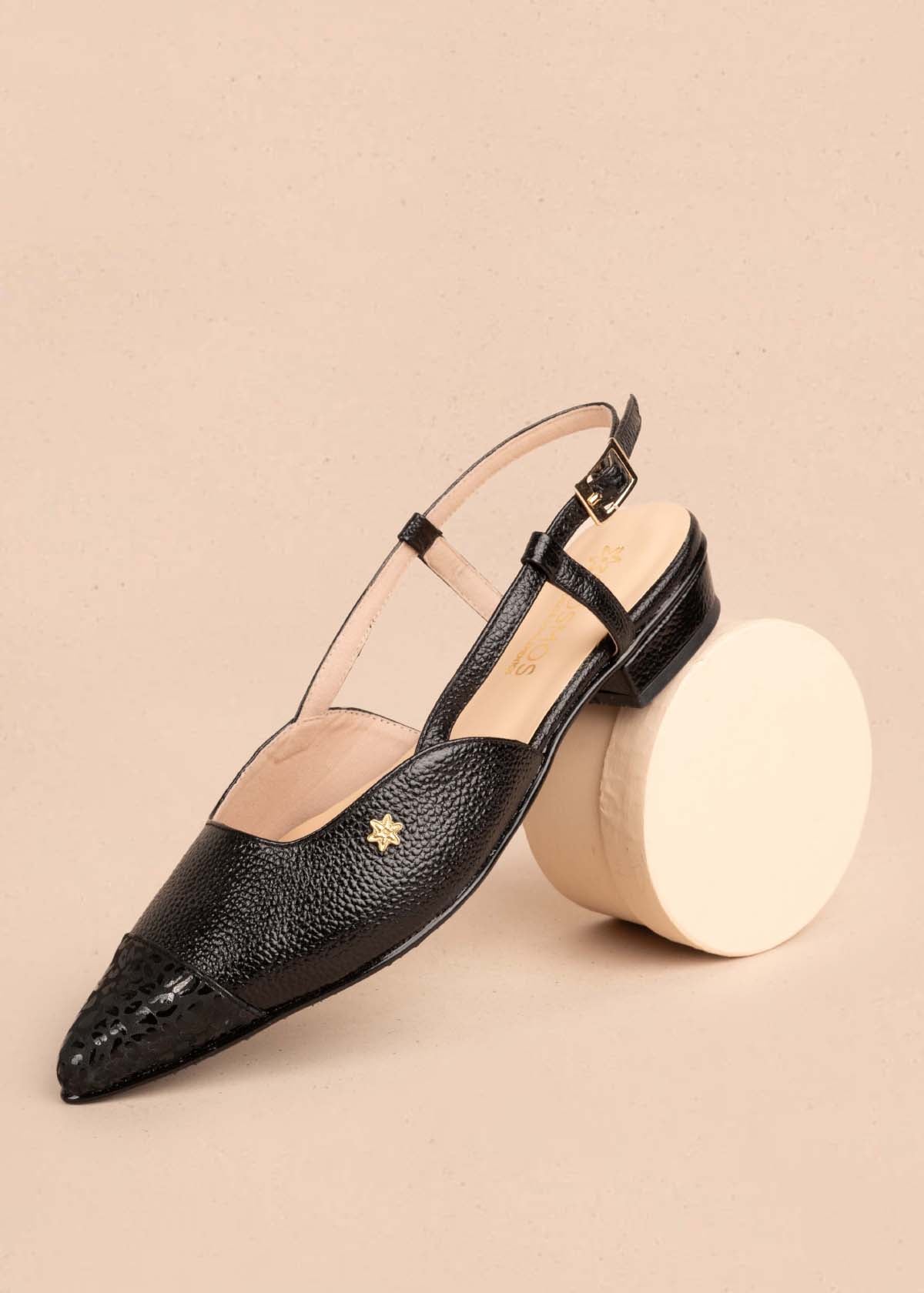 Tacones trabilla en cuero color negro con folia en puntera 104867