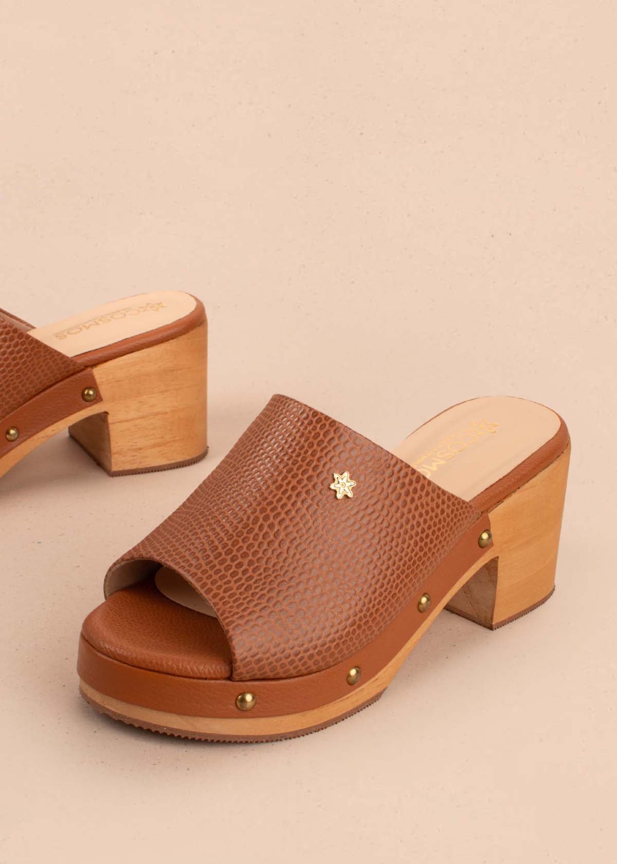 Sandalias en cuero color miel con plataforma 104868