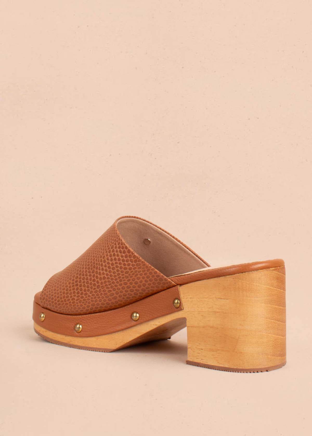 Sandalias en cuero color miel con plataforma 104868