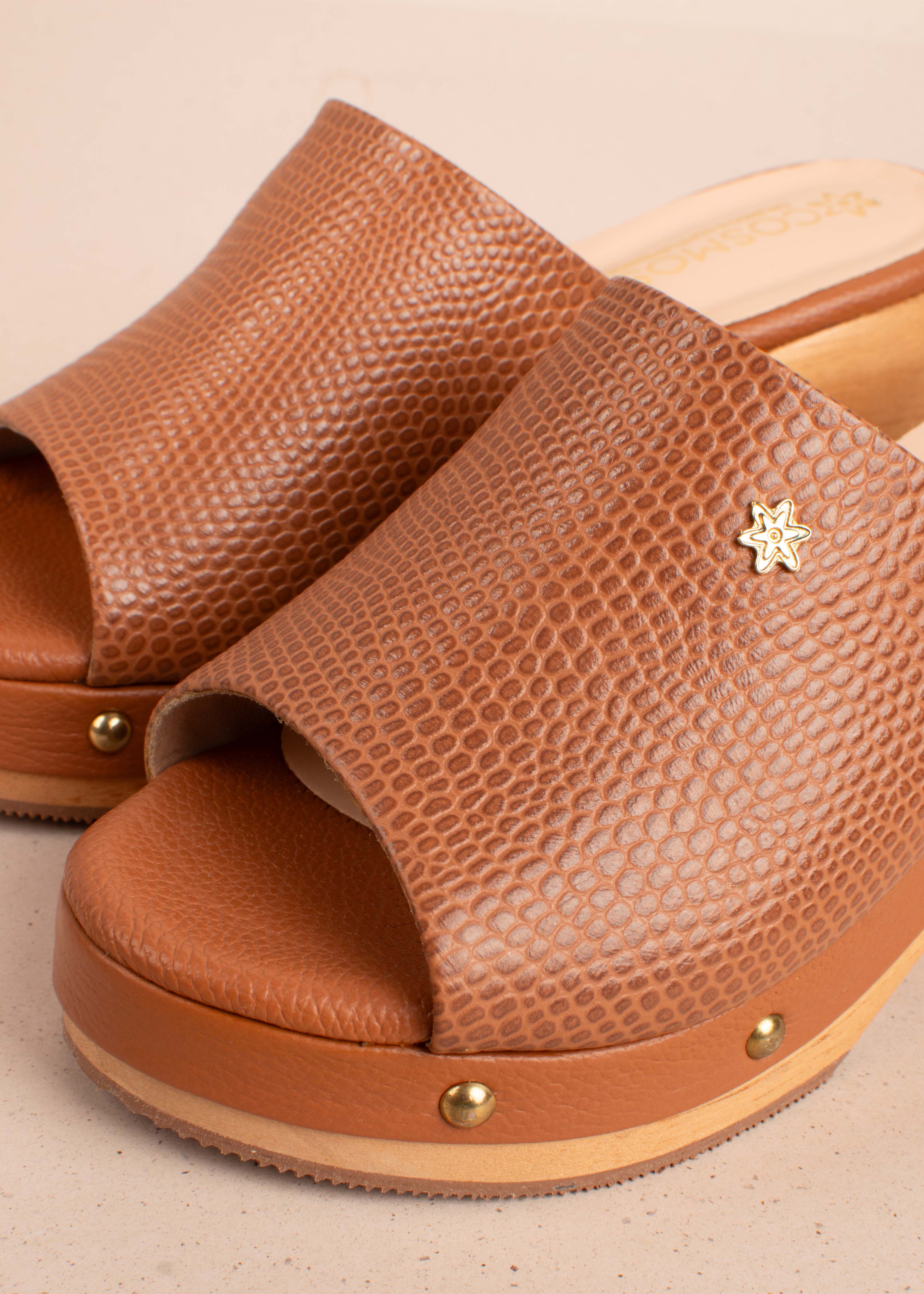 Sandalias en cuero color miel con plataforma 104868