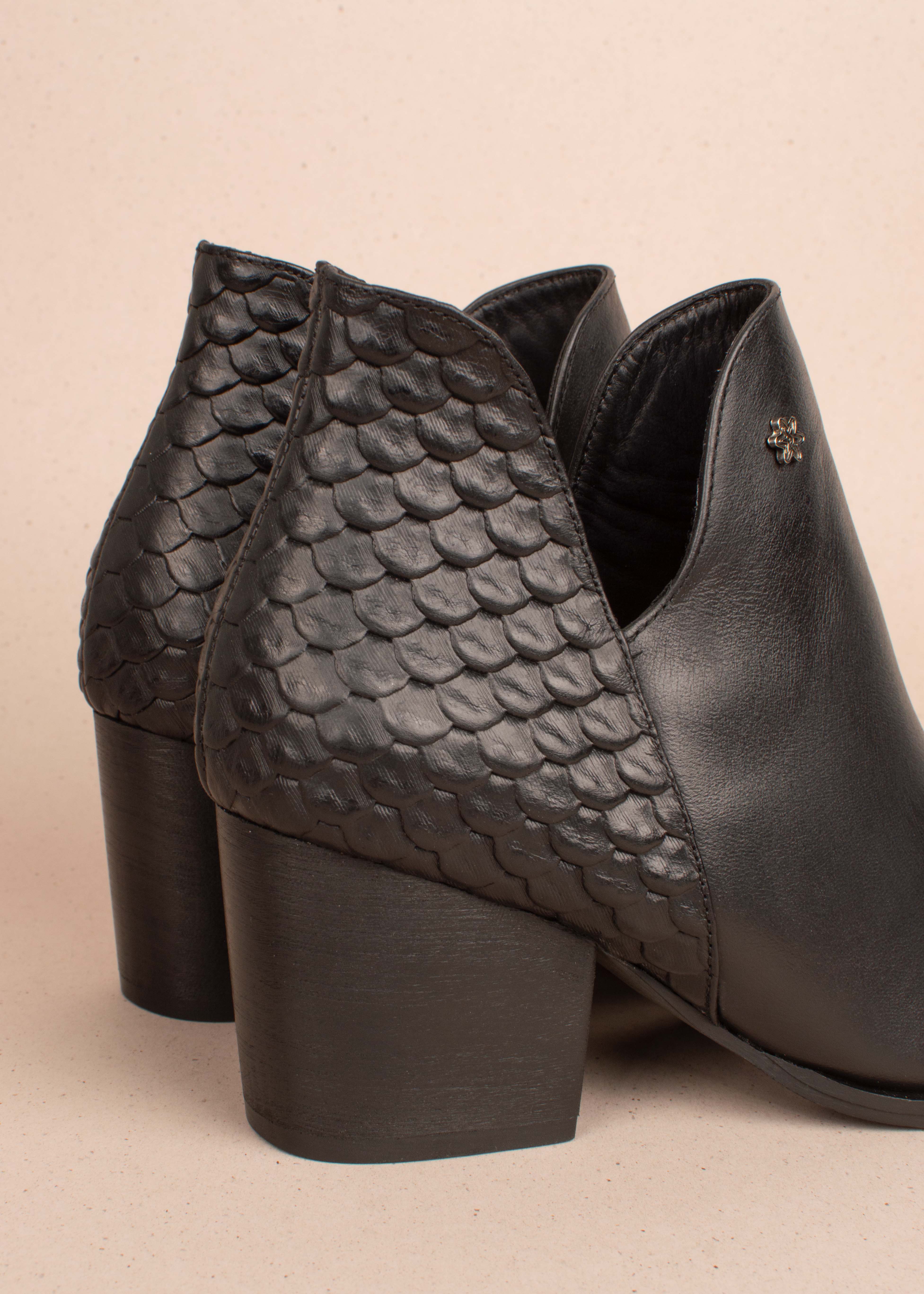 Botines en cuero color negro con textura tipo pitón en talón 104885