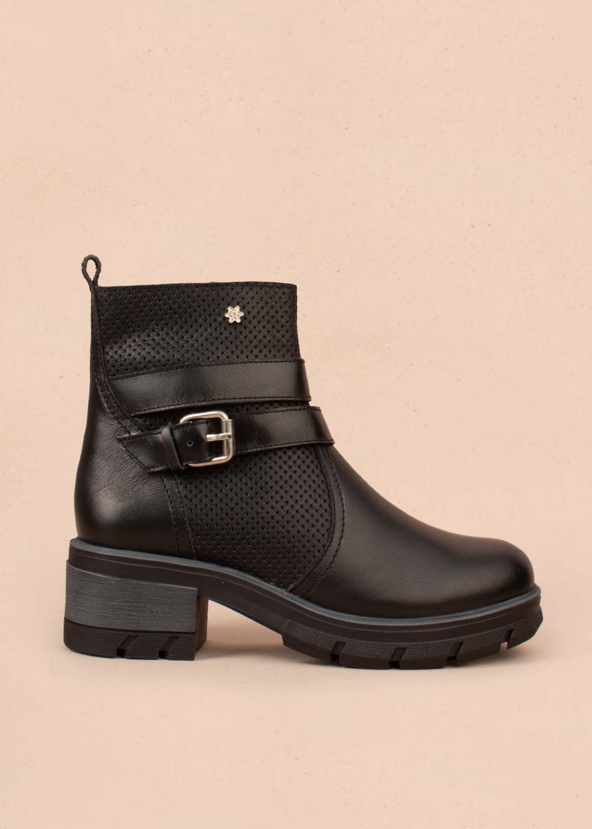Botines en cuero color negro con perforaciones y correas 104889